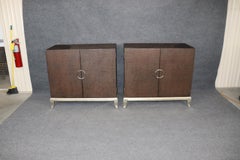 Coppia di grandi armadi laterali abbinati in stile Art Déco francese contemporaneo