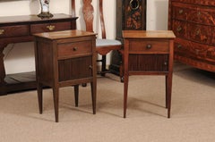 Coppia di Chevet francesi del XIX secolo con porte a Tamboor in legno di frutto, abbinati tra loro