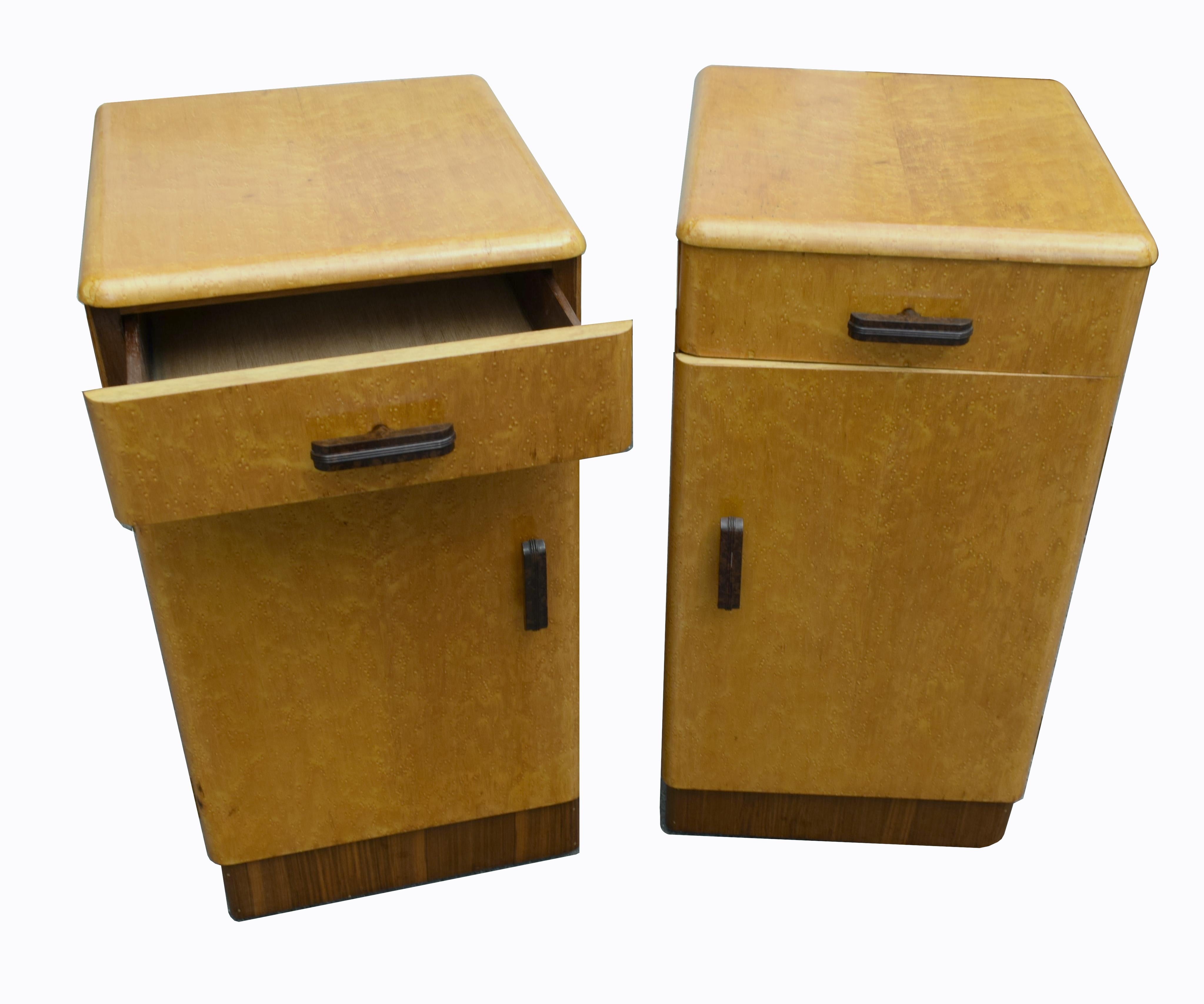 English Pair of Matching 1930s Art Deco Bedside Cabinet Tables in Blonde Maple