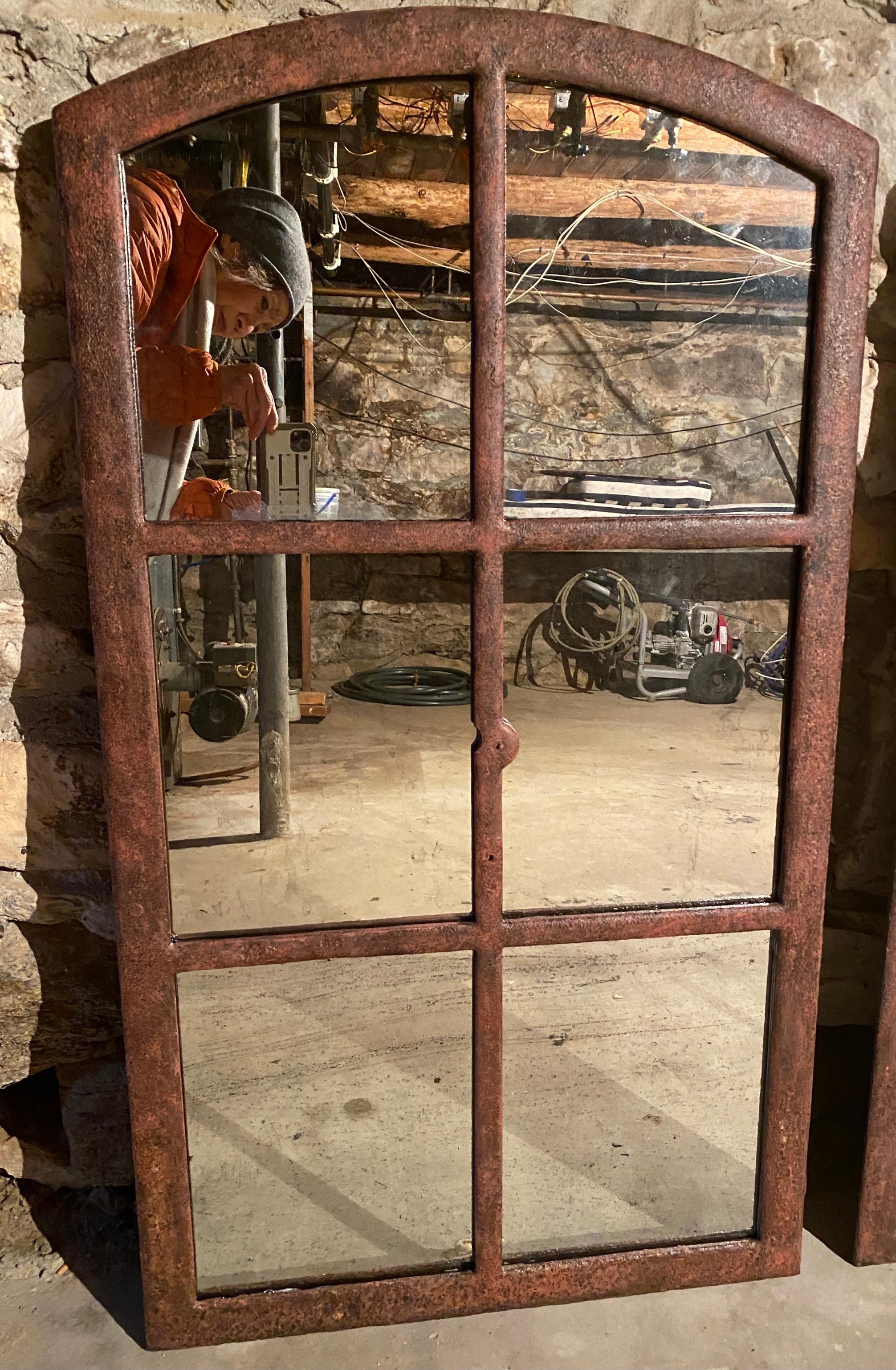Paar zusammengehöriger französischer gotischer Eisenspiegel aus dem 19. Jahrhundert, können separat verkauft werden (Rokoko) im Angebot