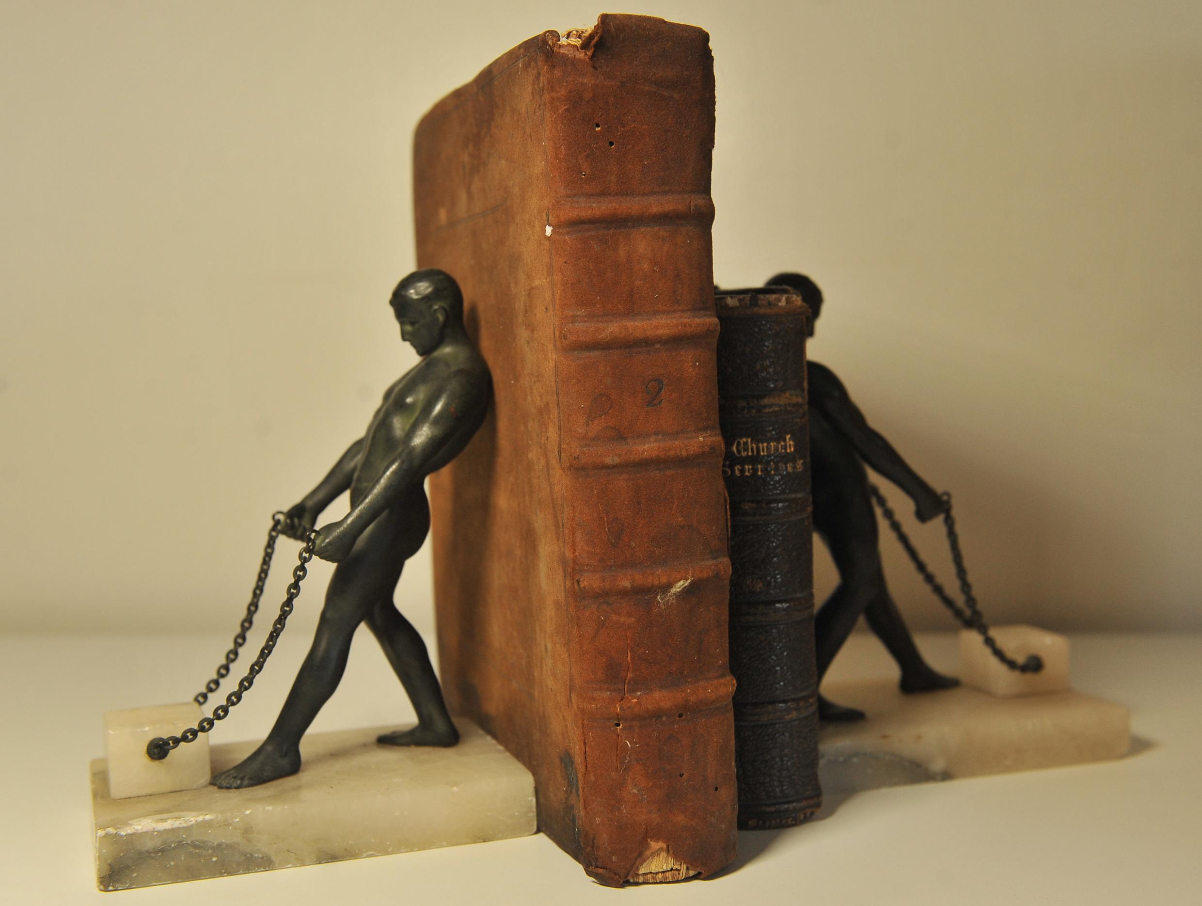  Matching Pair Grand Tour Bronze Greco Male Figurine Bookends On Alabaster Base  In Good Condition For Sale In High Wycombe, GB