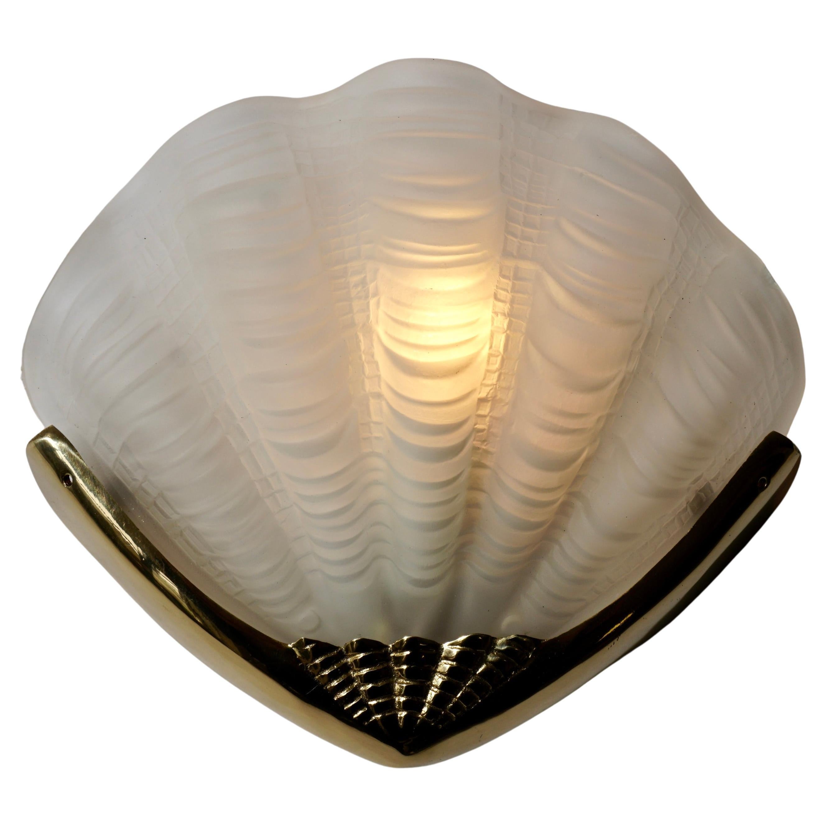 Pair of Matching Art Deco Shell Wall Lights In Good Condition For Sale In Antwerp, BE