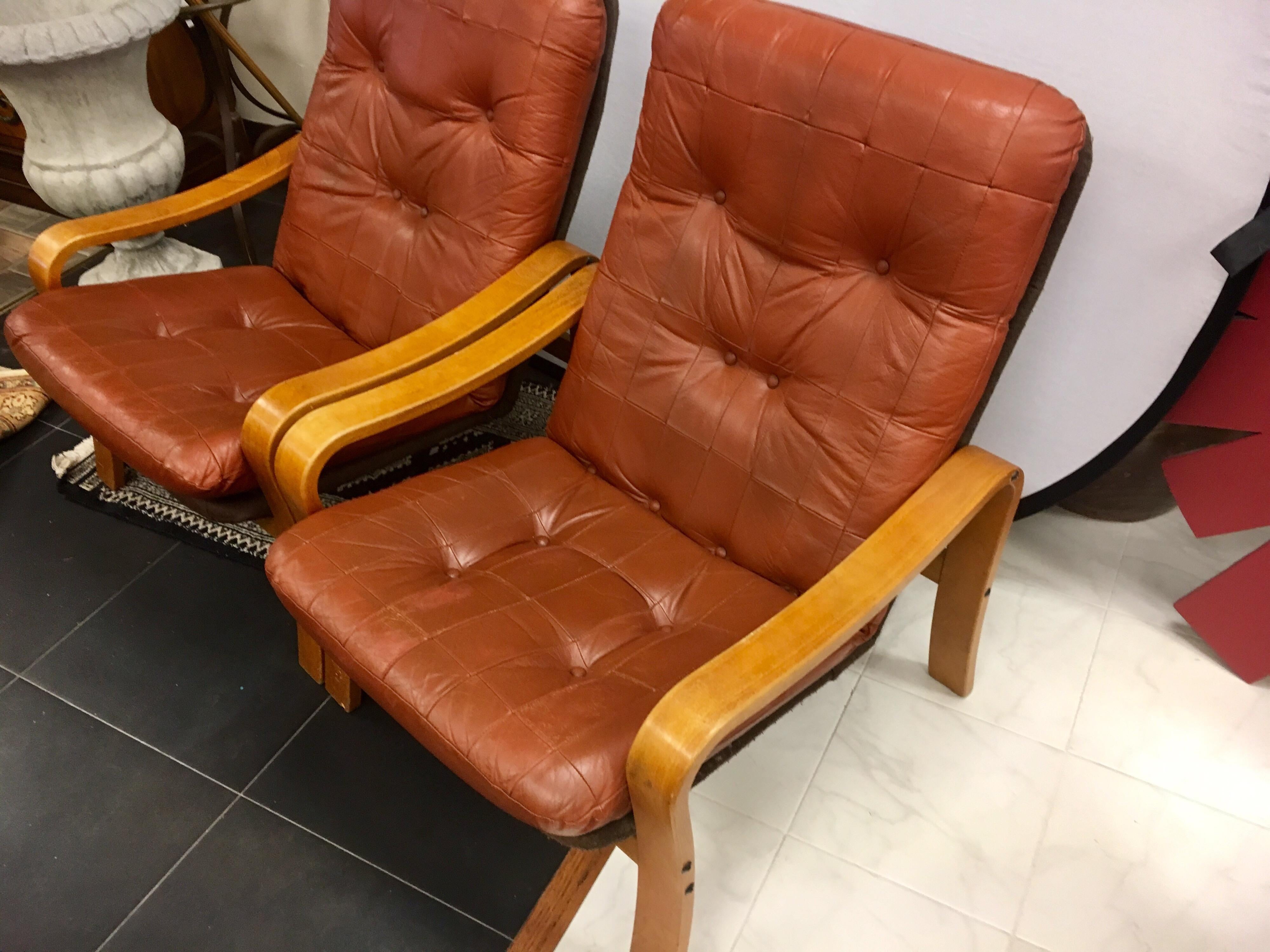 Pair of Danish Modern Teak and Tufted Leather Lounge Chairs In Good Condition In West Hartford, CT
