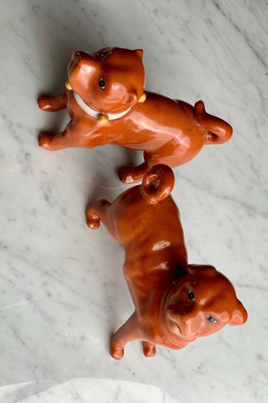 Très jolie paire de figurines de chiens coqs assortis en porcelaine masculine et féminine, réalisées en porcelaine dure de la plus haute qualité et magnifiquement peintes à la main avec des cols rouge orange, blanc et des cloches dorées.
Mesures :