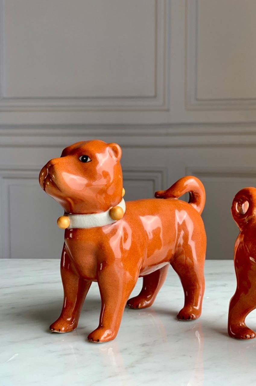 Français Paire de chiens chongqing masculins et féminins assortis en porcelaine en vente
