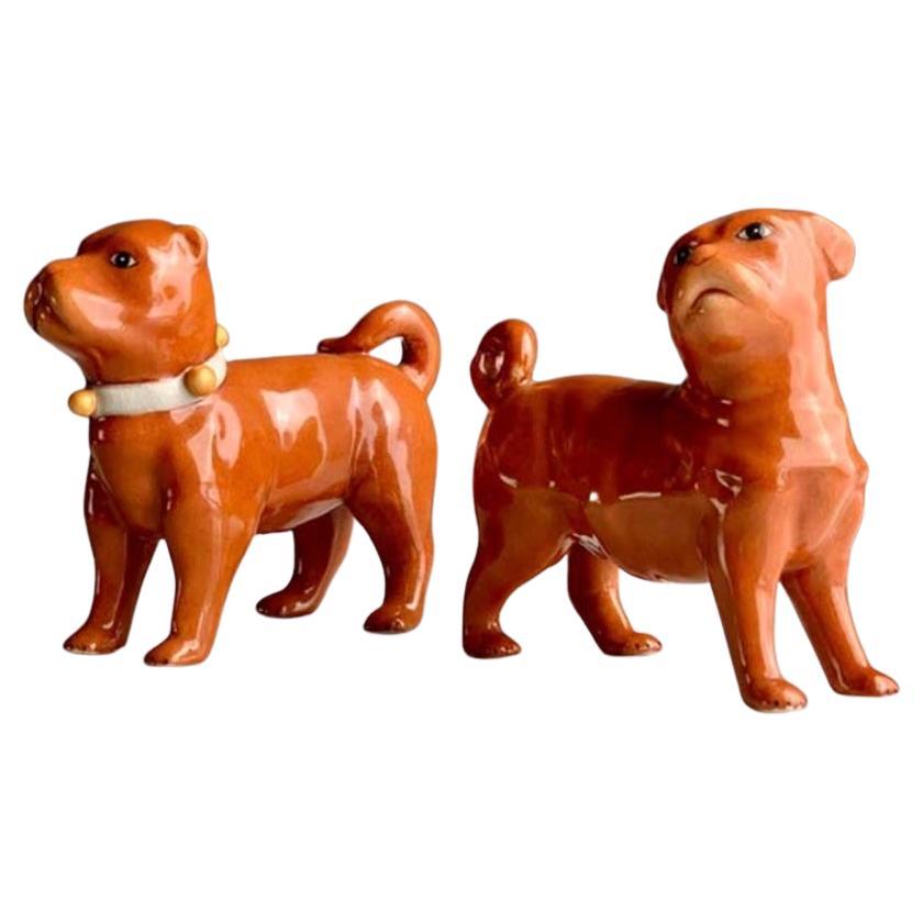 Paire de chiens chongqing masculins et féminins assortis en porcelaine en vente