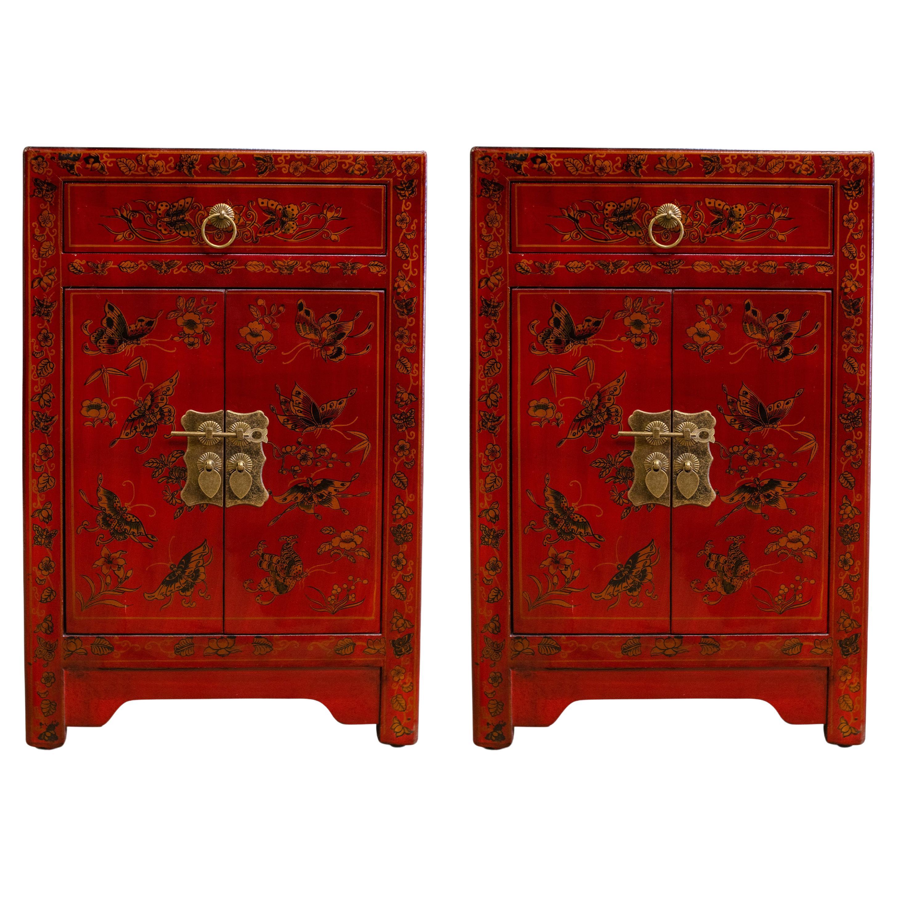 Zwei chinesische rot lackierte Nachttische mit Schubladen aus dem 20. Jahrhundert mit exquisiten dekorativen Figurenszenen 

Zusätzliche Abmessungen 
Höhe der Schublade 5cm
Höhe des Schrankes mit Tür 34,5 cm 
