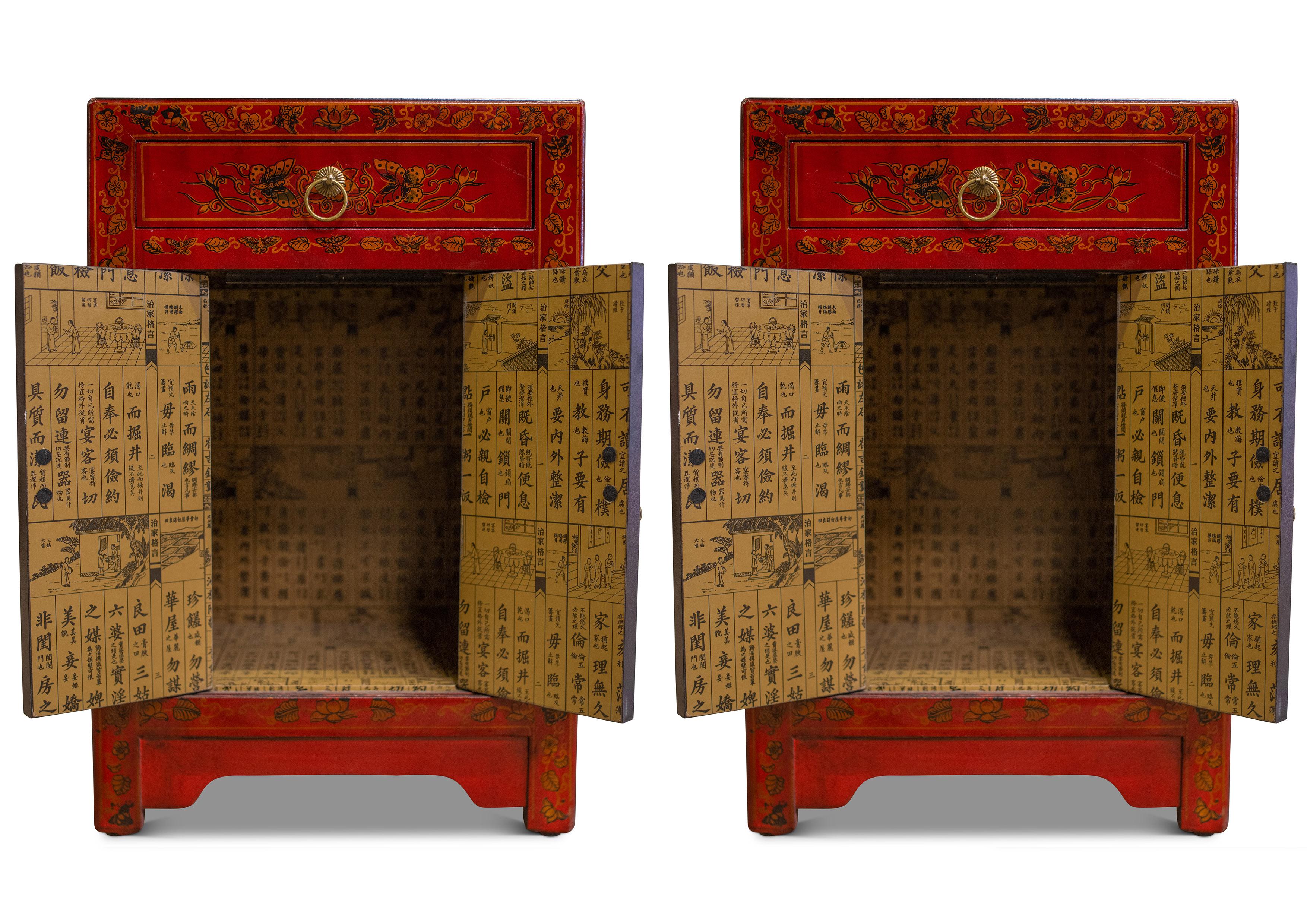 Exportation chinoise Paire de tables de chevet/armoires assorties en laque rouge avec tiroirs en vente