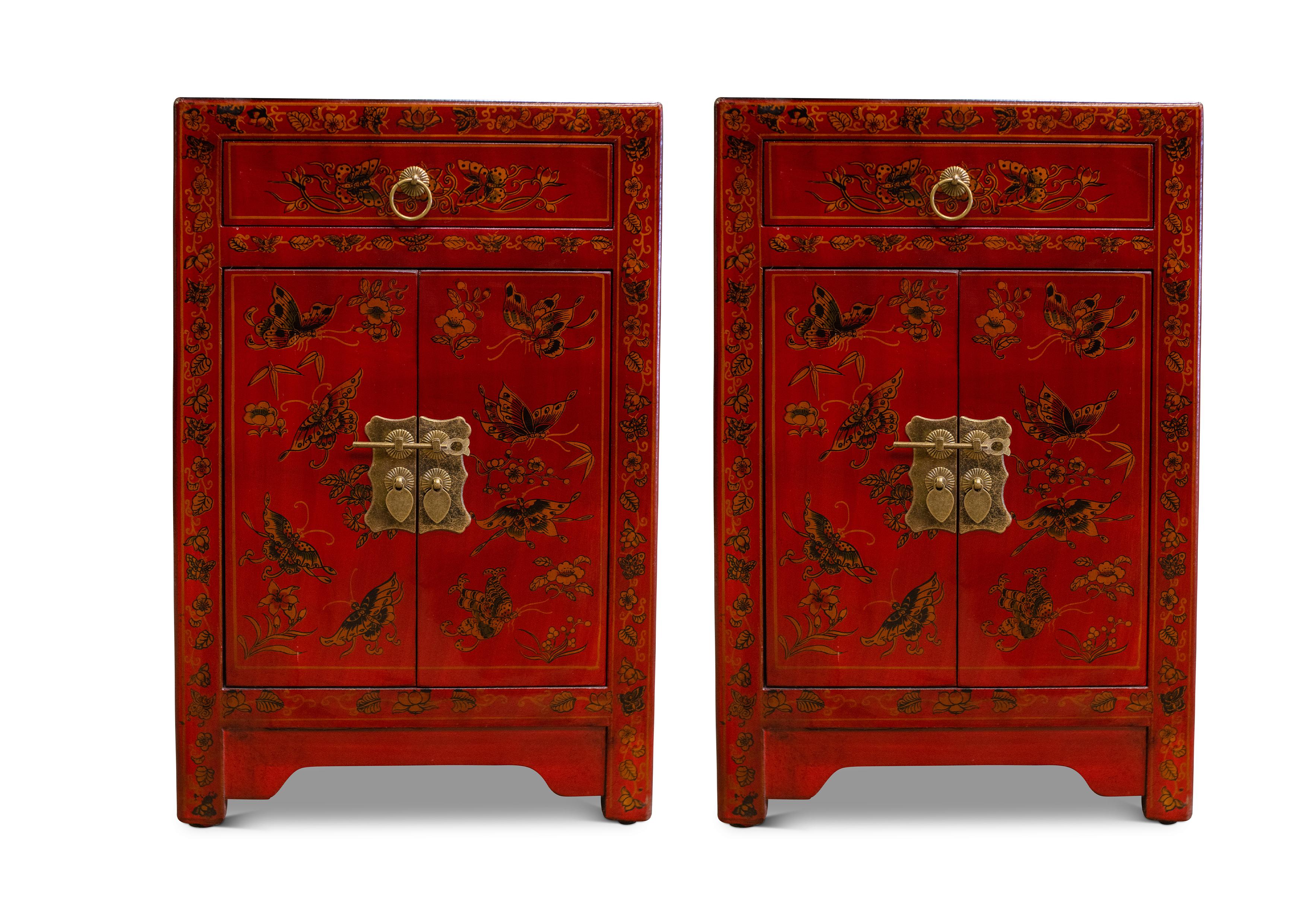 Chinois Paire de tables de chevet/armoires assorties en laque rouge avec tiroirs en vente