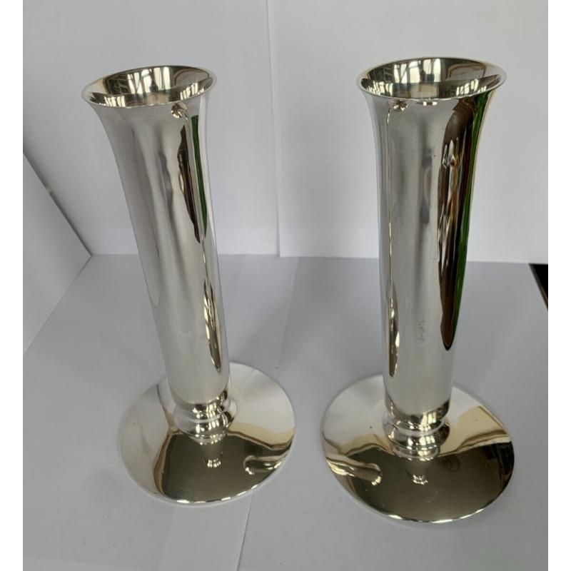 Pair of Matching Sterling Silver Vases by Edward Barnard & Sons Ltd, 1935 In Excellent Condition For Sale In London, GB