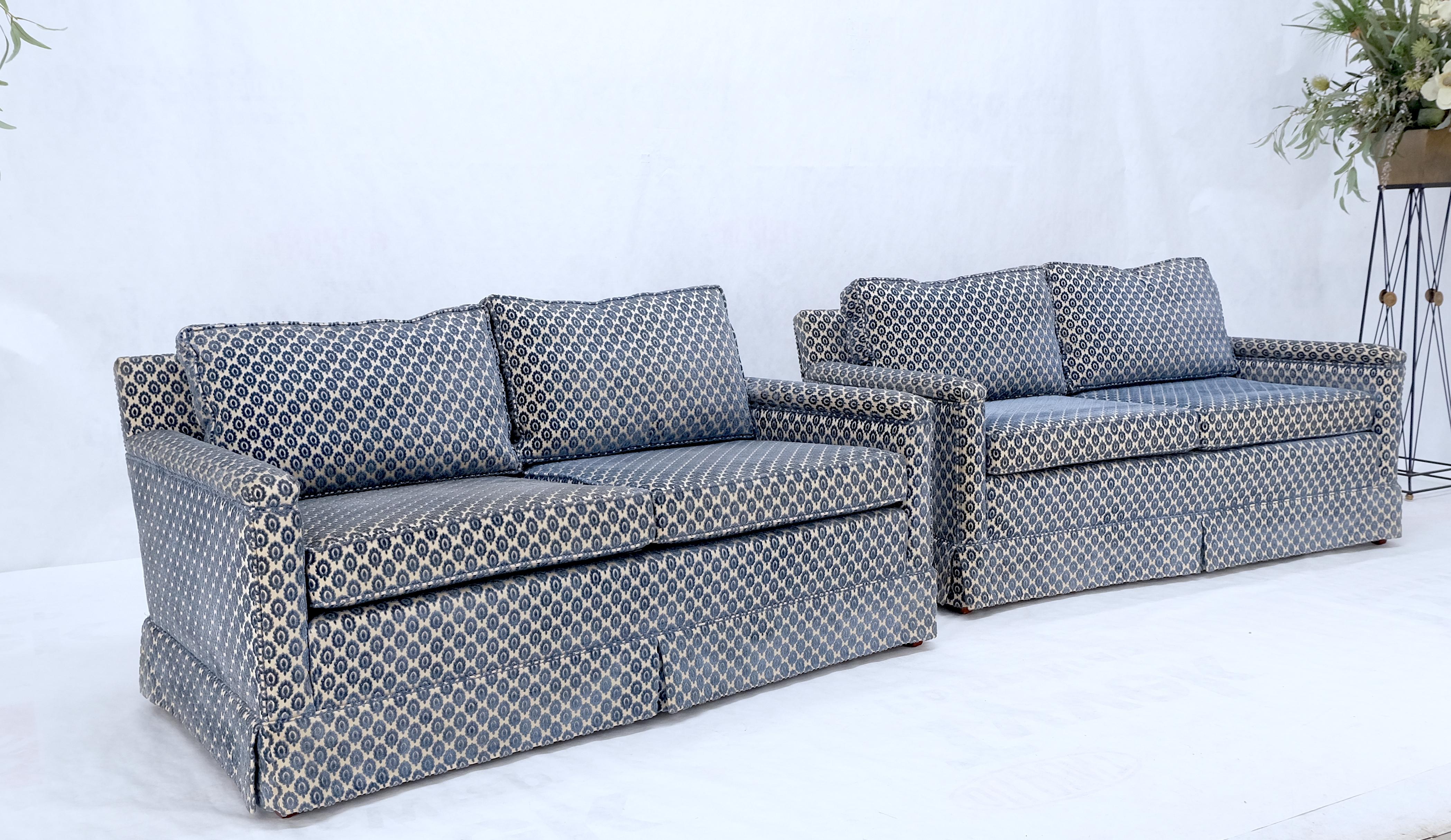 Paire de canapés assortis Mid Century Modern Loveseat en velours bleu Genoa en vente 3