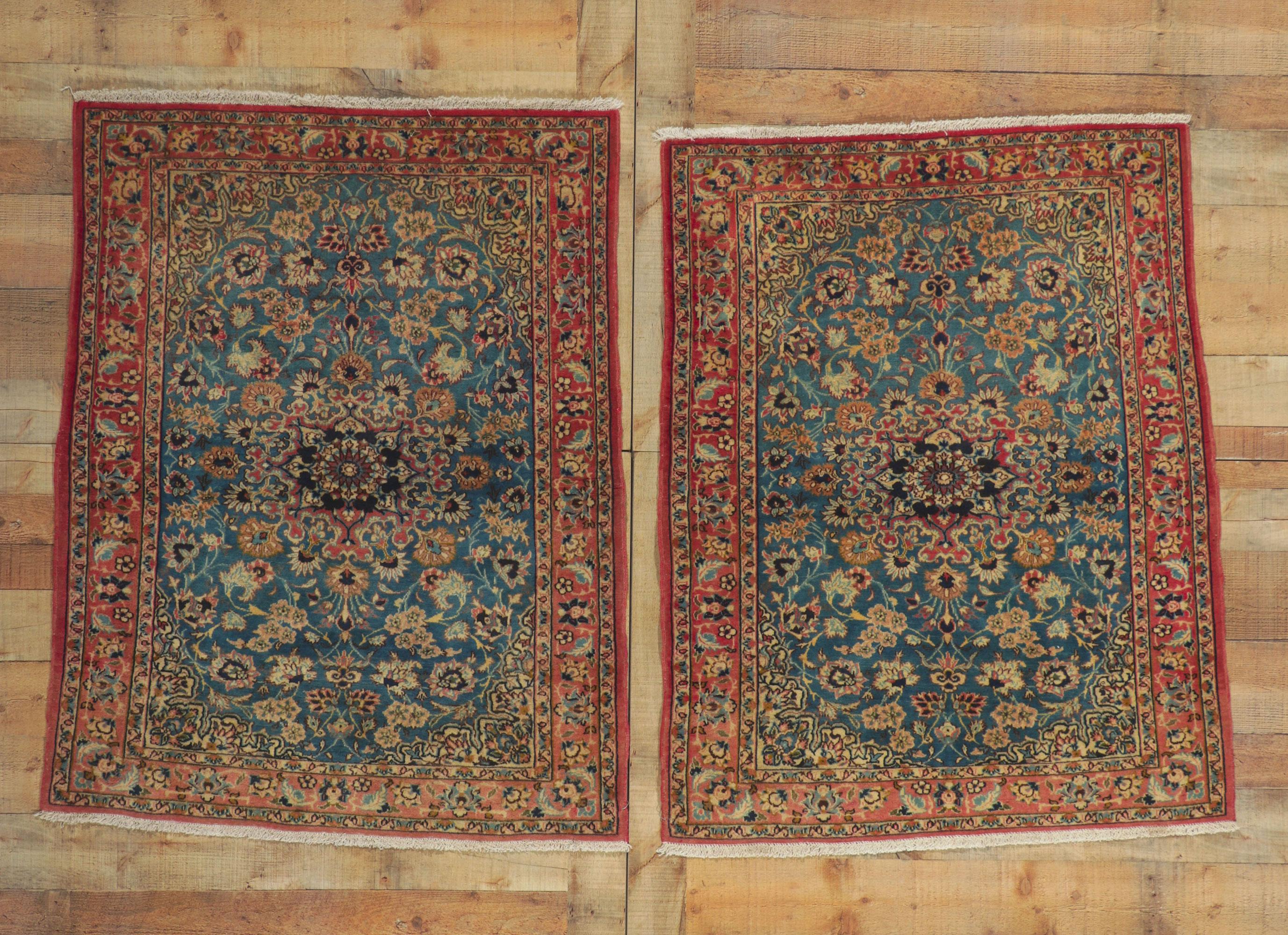 Pair of Matching Vintage Persian Isfahan Rugs In Good Condition For Sale In Dallas, TX
