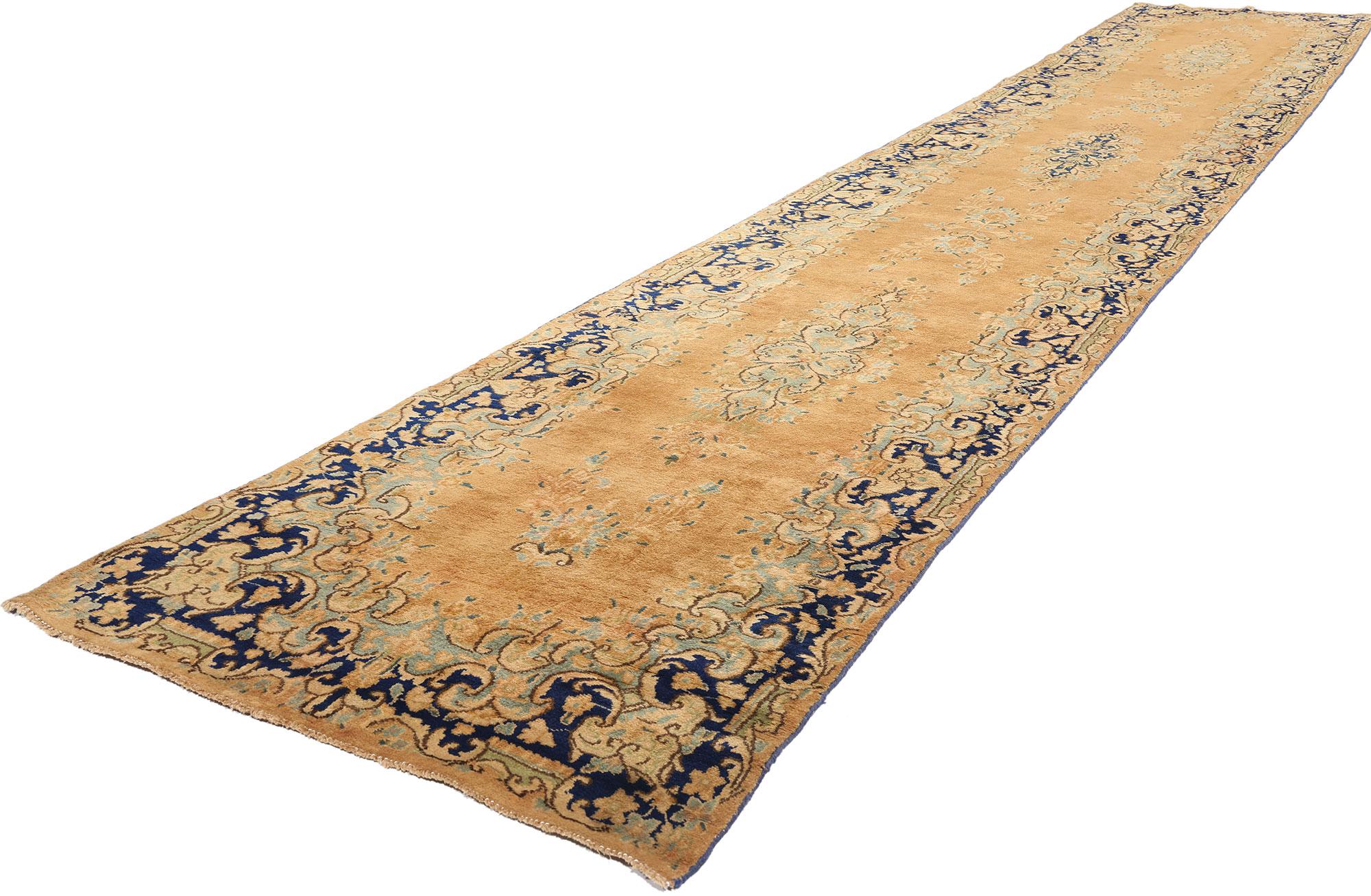 73658-73659 Paar zusammenpassende Vintage Persian Kerman Flur Läufer. Ein passendes Paar alter persischer Kerman-Teppichläufer zu finden, insbesondere solche, die 3 x 17 Fuß messen und aus den 1950er Jahren stammen, ist ein seltenes Ereignis. Diese
