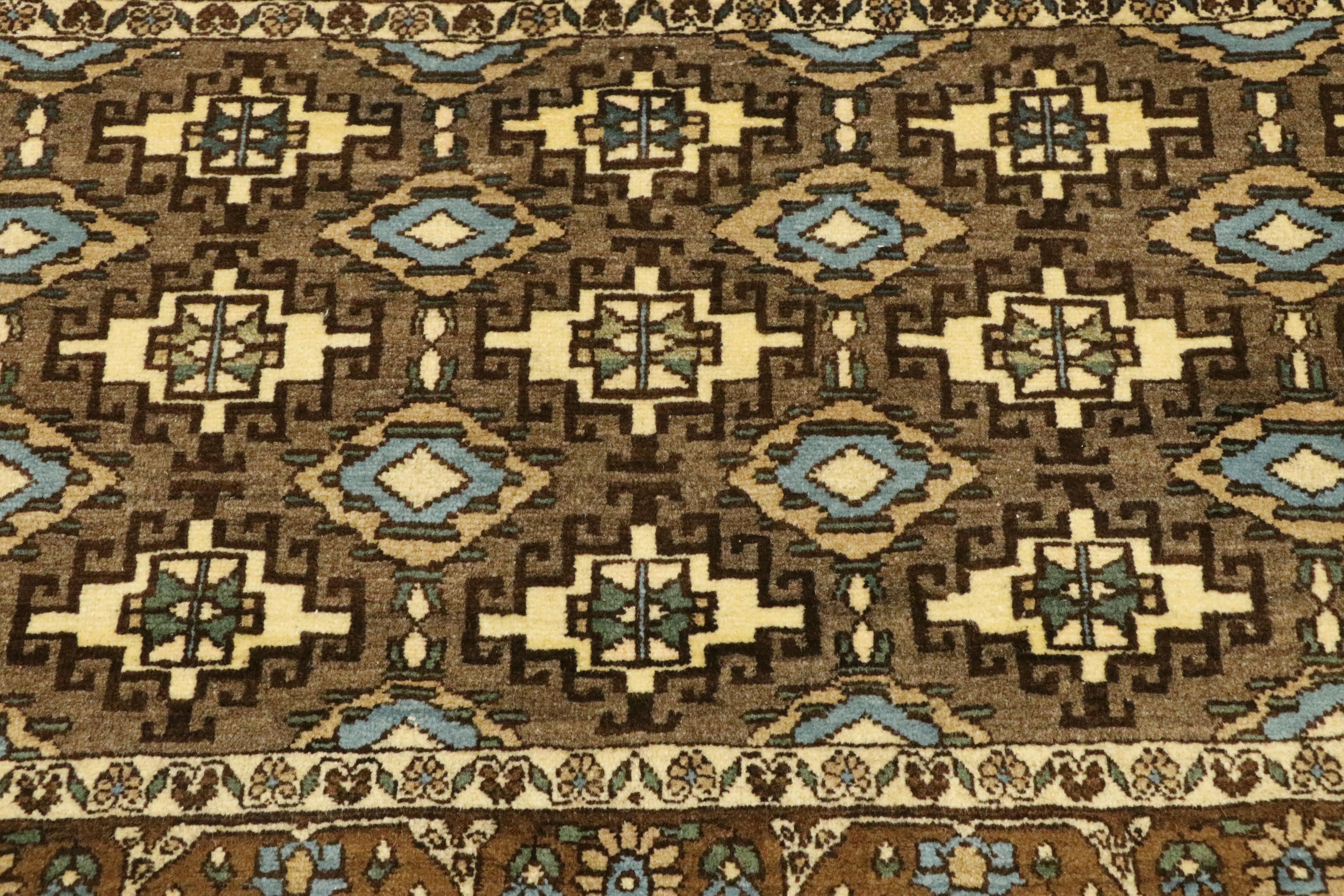Paar passende persische Mashhad-Teppiche im Mid-Century-Modern-Stil im Angebot 4
