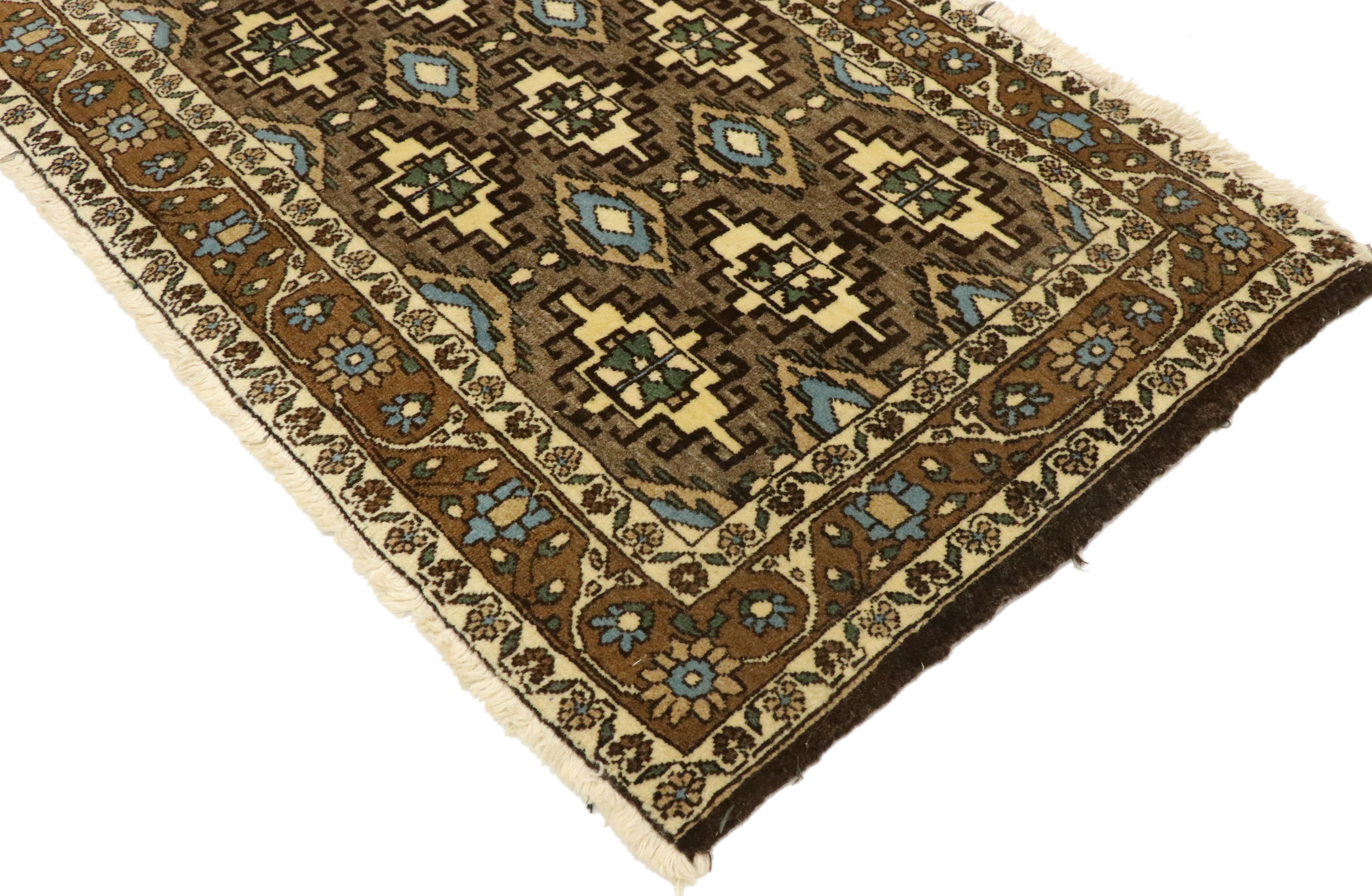 75165-75166, ein Paar zusammenpassender persischer Mashhad-Streuteppiche im Mid-Century Modern-Stil. Dieses Paar handgeknüpfter persischer Mashhad-Streuteppiche aus Wolle im Mid-Century-Modern-Stil ist zeitlos schön und lässt sich wunderbar mit