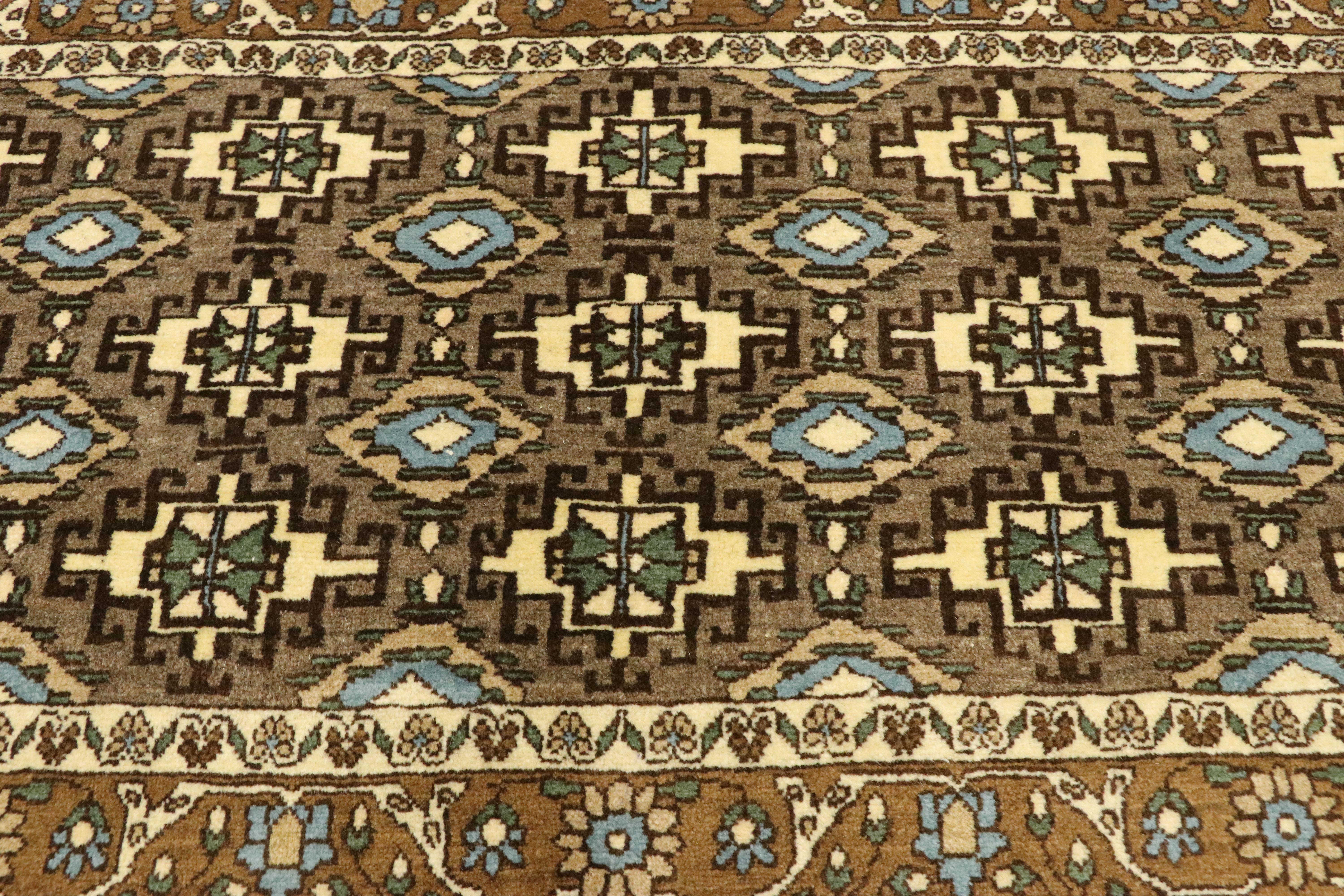 Paar passende persische Mashhad-Teppiche im Mid-Century-Modern-Stil (Persisch) im Angebot