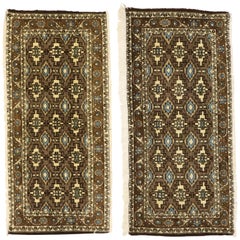 Paire de tapis persans Mashhad vintage assortis de style moderne du milieu du siècle dernier