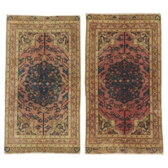 Ein Paar passende türkische Sivas-Teppiche im Vintage-Stil mit rustikalen erdfarbenen Farben