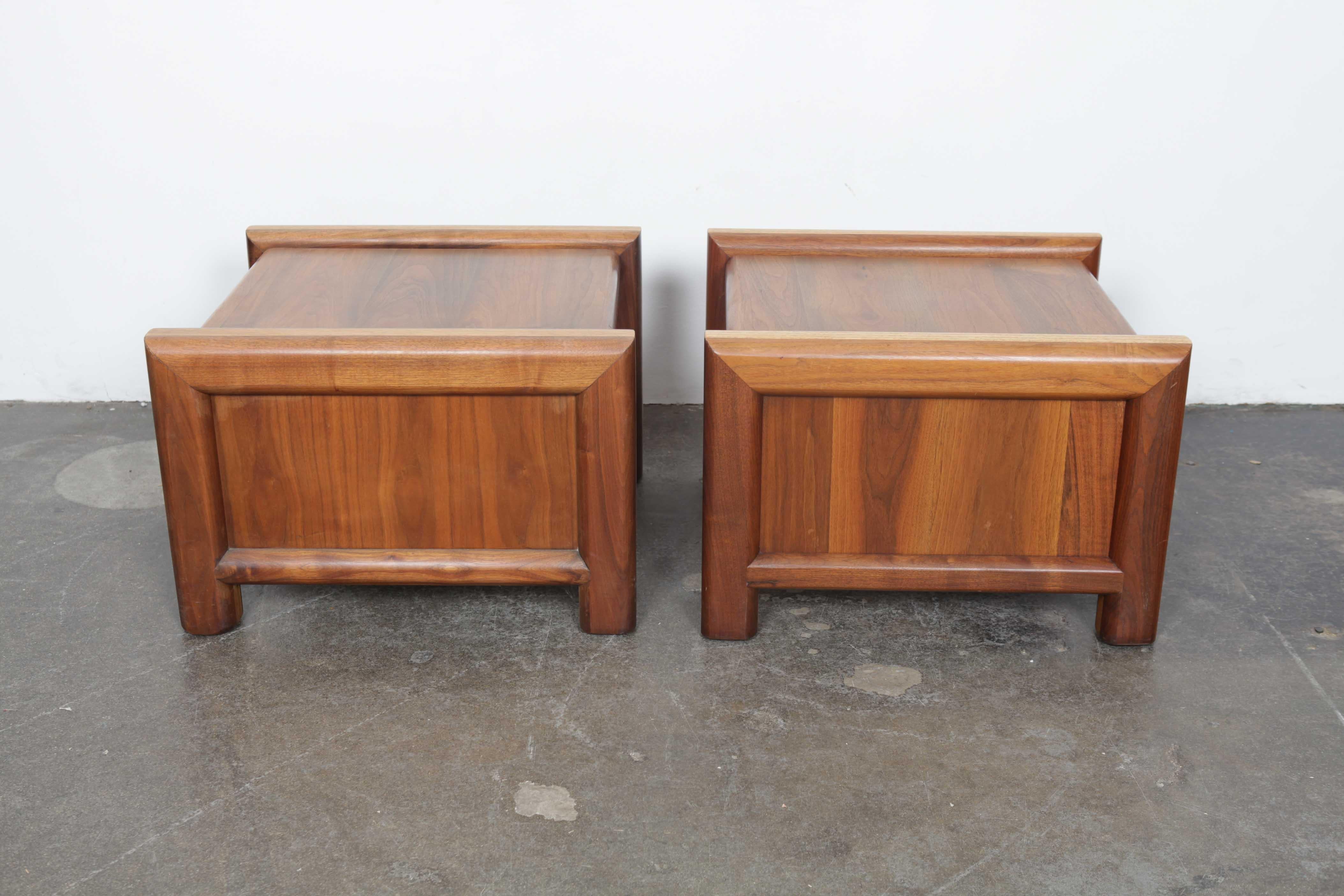 Mid-Century Modern Pair of Matching Walnut 1970s American End Tables For Sale