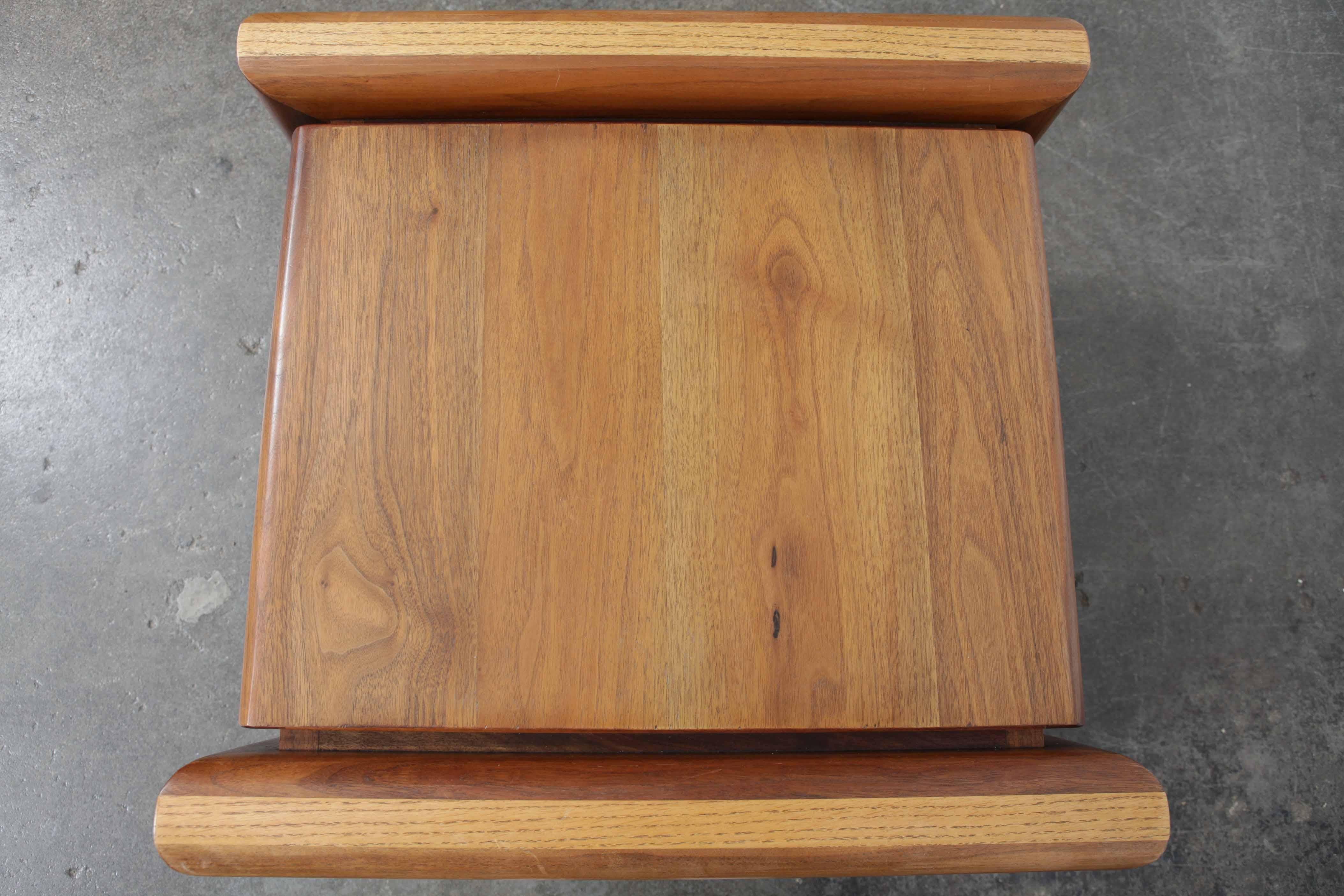 Pair of Matching Walnut 1970s American End Tables In Excellent Condition For Sale In North Hollywood, CA