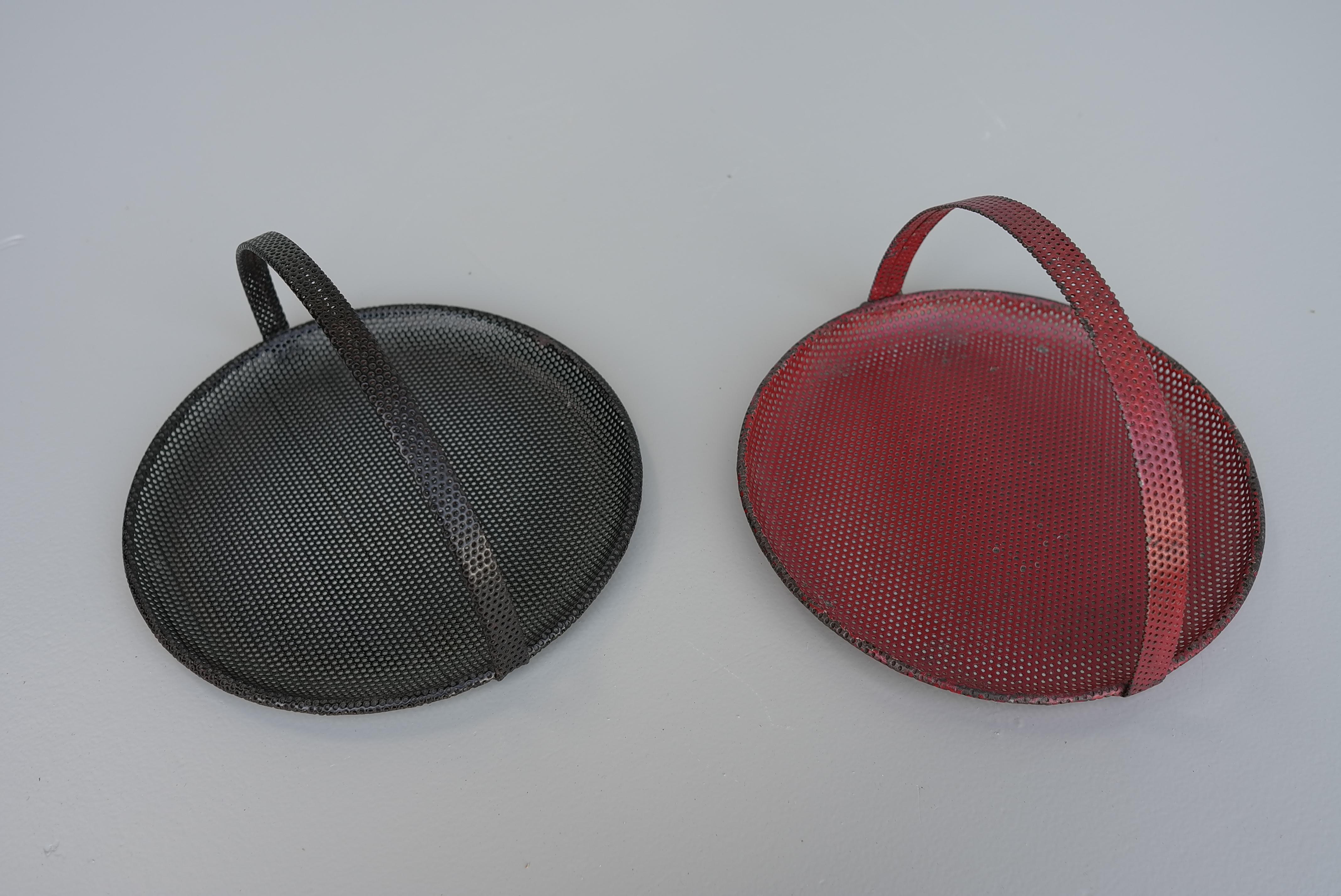 Ein Paar Mathieu Matégot Bonbonniere in Schwarz und Rot, Frankreich, 1950er Jahre im Angebot 4