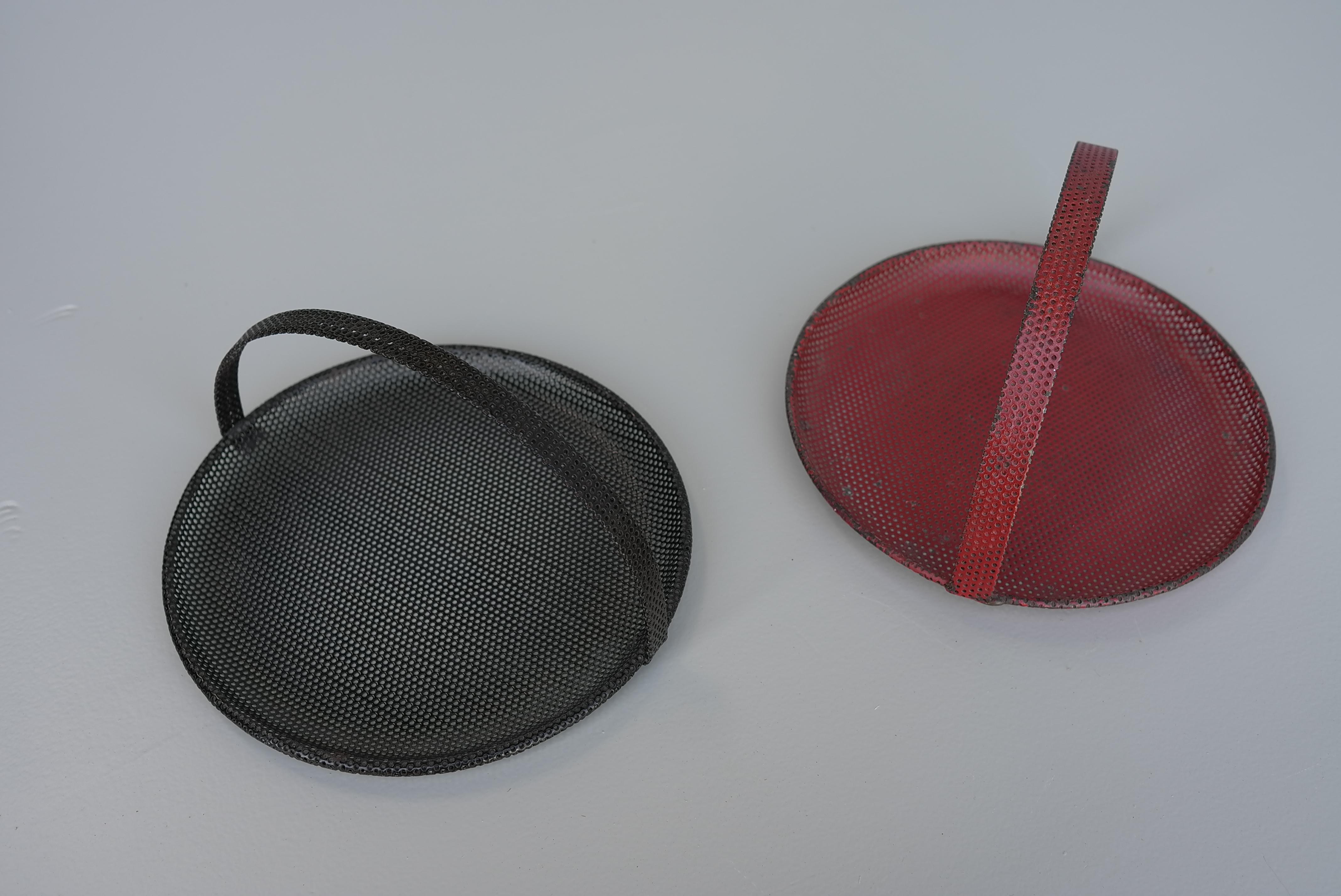 Ein Paar Mathieu Matégot Bonbonniere in Schwarz und Rot, Frankreich, 1950er Jahre (Moderne der Mitte des Jahrhunderts) im Angebot