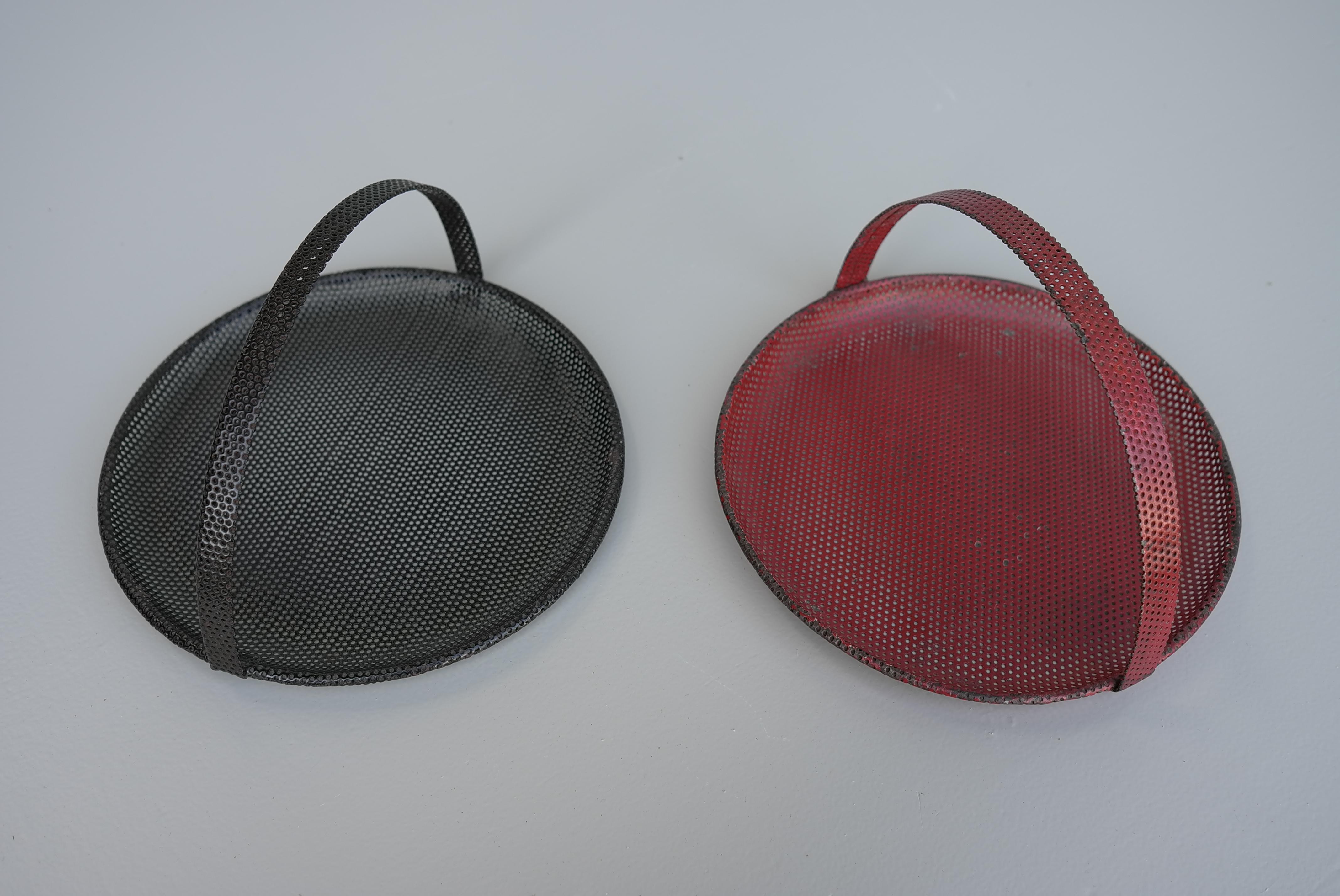 Ein Paar Mathieu Matégot Bonbonniere in Schwarz und Rot, Frankreich, 1950er Jahre (20. Jahrhundert) im Angebot