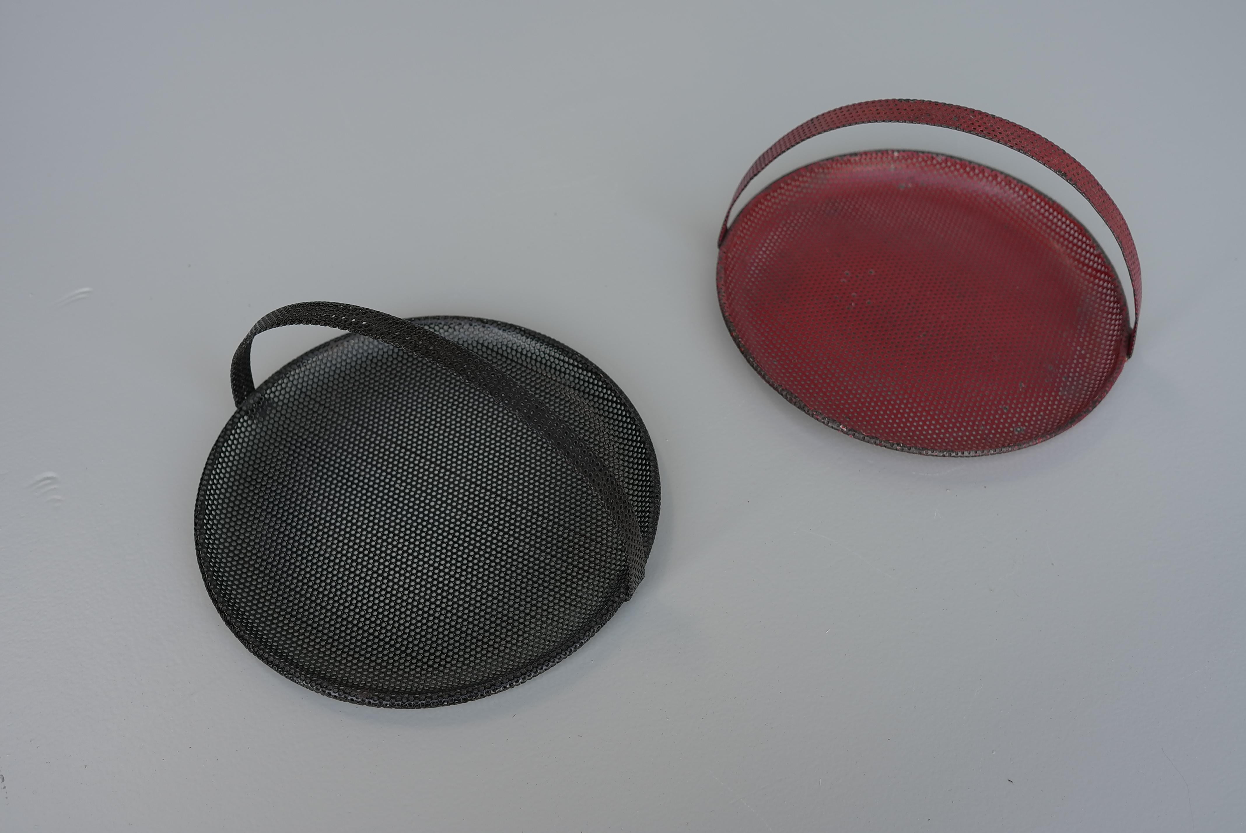 Ein Paar Mathieu Matégot Bonbonniere in Schwarz und Rot, Frankreich, 1950er Jahre im Angebot 1