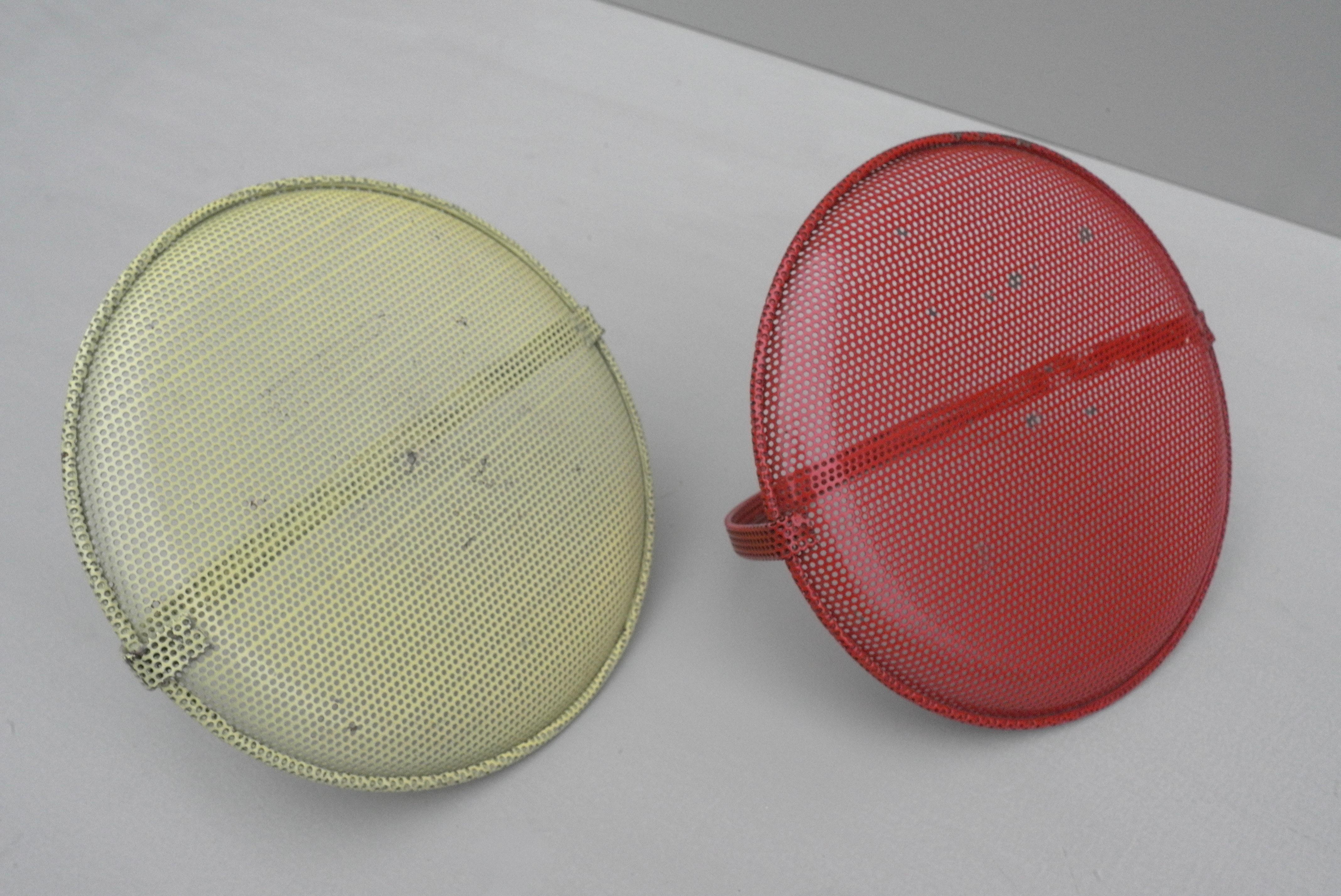 Français Paire de Bonbonnières Mathieu Matégot en rouge et jaune:: France:: années 1950