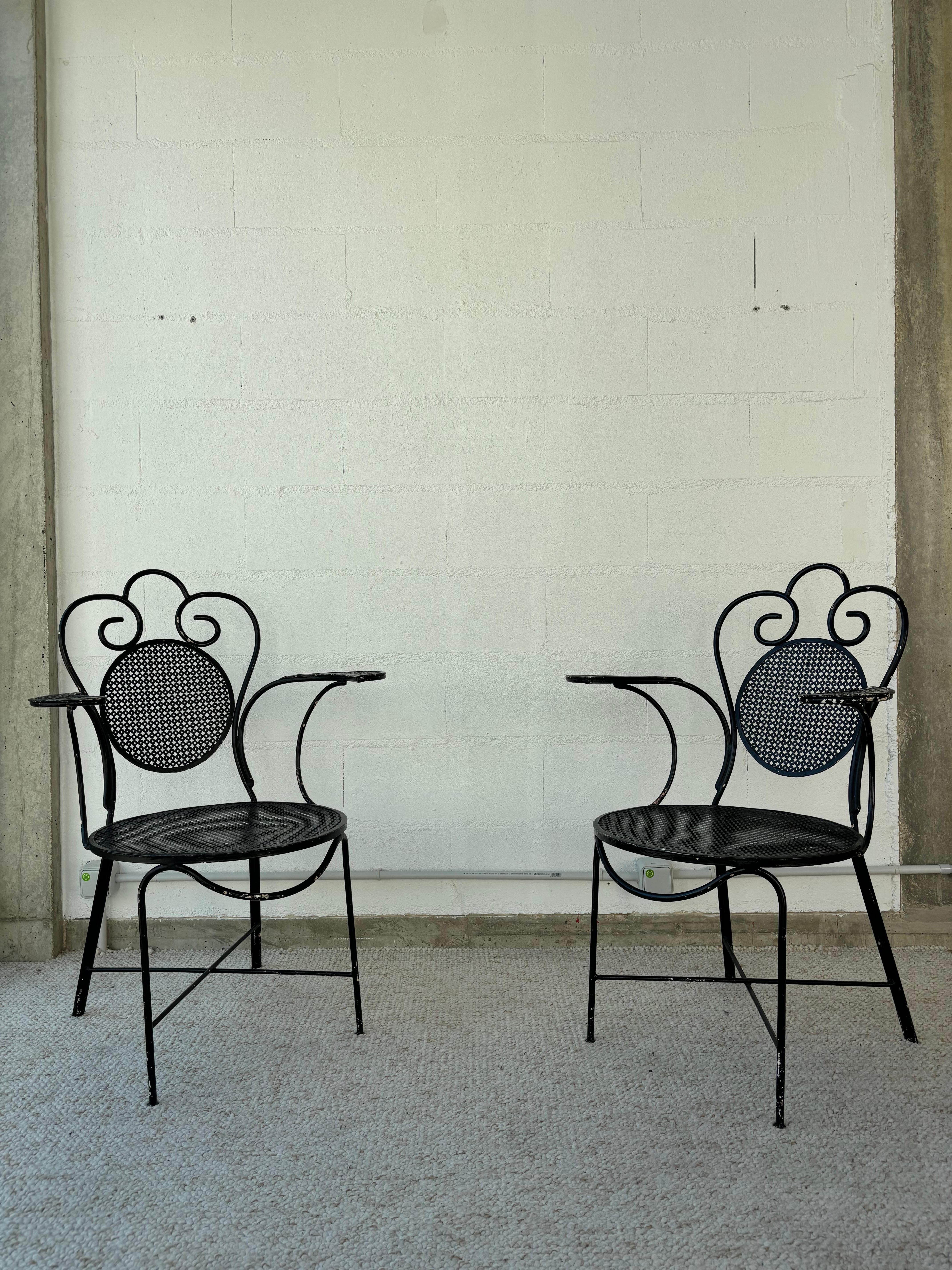 Très élégante paire de chaises par Mathieu Matégot. 
Le métal a quelques usures du temps, manques de peintures. 