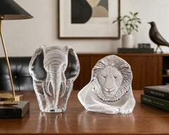 Paire de presse-papiers suédois en cristal Mats Jonasson, lion et éléphant