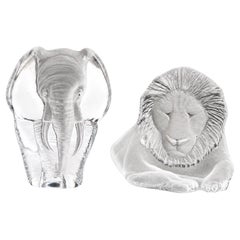 Paire de presse-papiers suédois en cristal Mats Jonasson, lion et éléphant