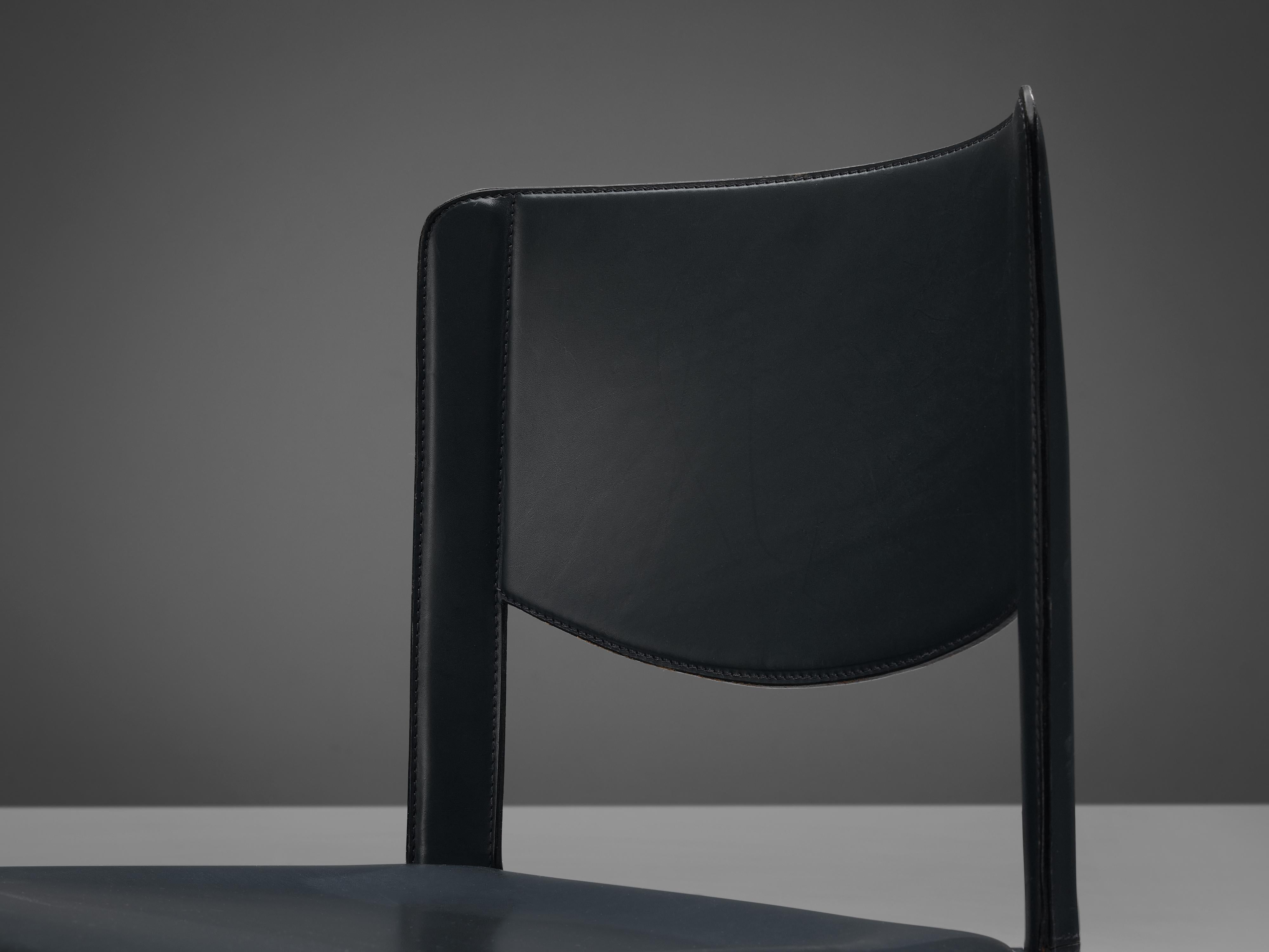 Matteo Grassi, Paar Esszimmerstühle aus Leder und Stahl (Postmoderne) im Angebot
