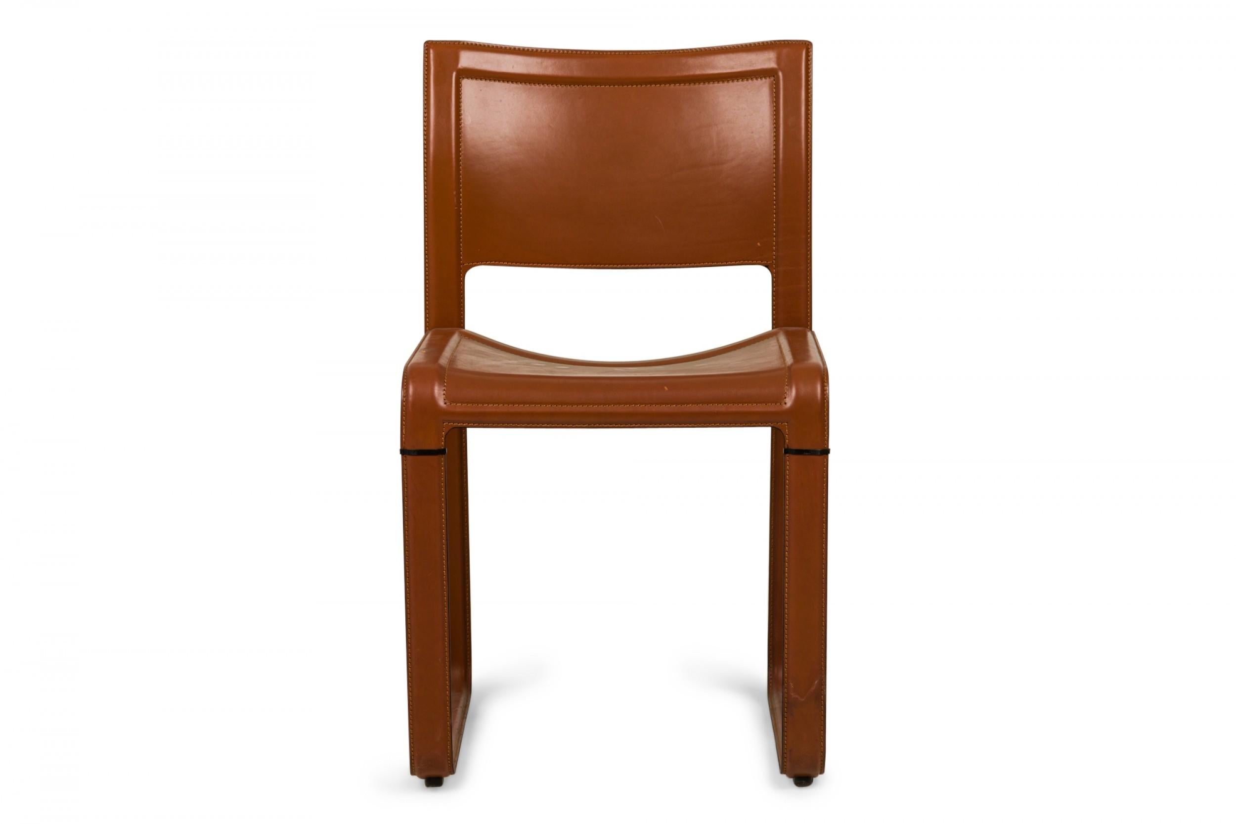 PAIRE de chaises d'appoint italiennes du milieu du siècle, avec châssis et sièges en cuir marron avec surpiqûres définies. (MATTEO GRASSI) (PRIX PAR PAIRE)
