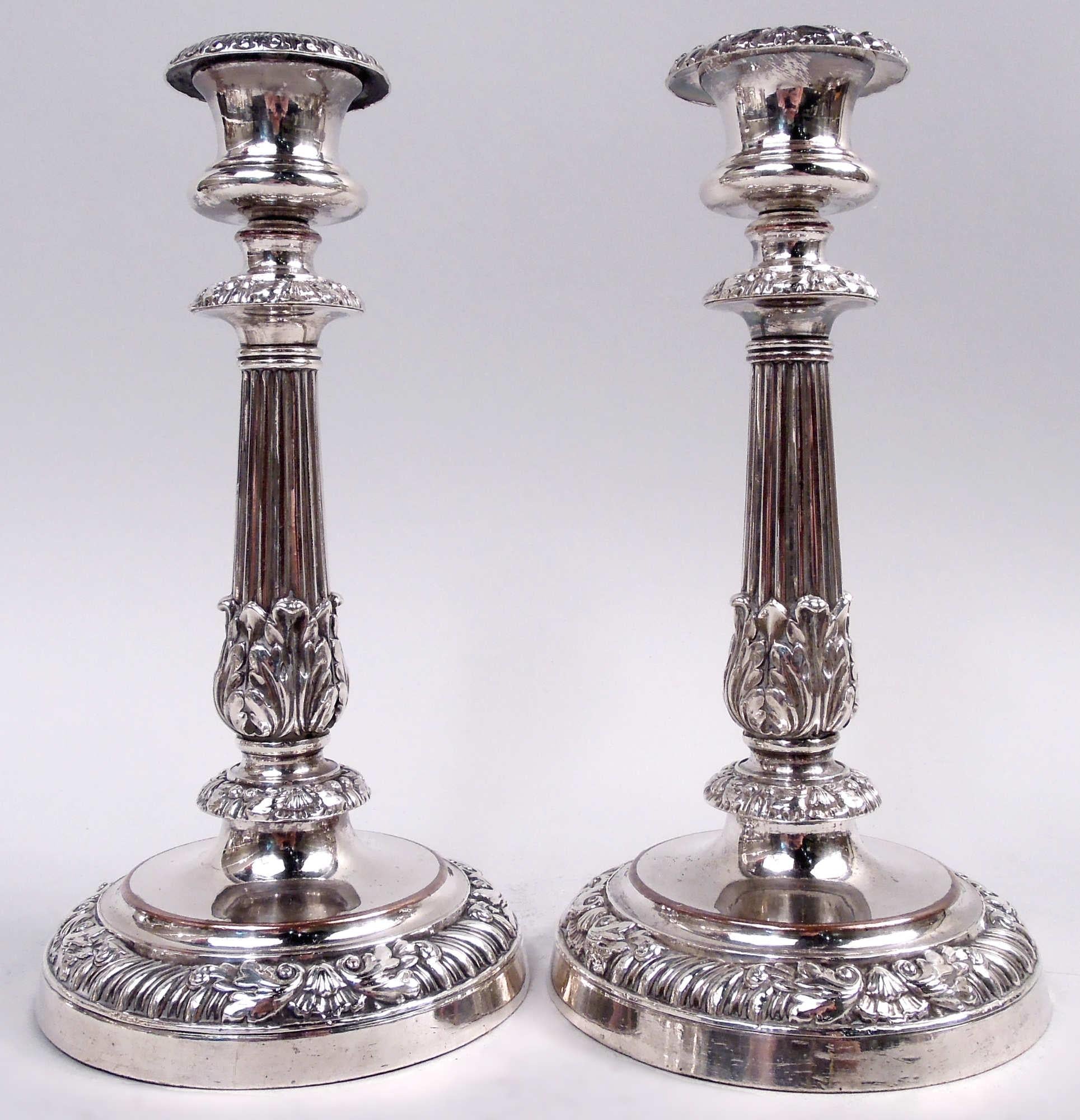Paar George III. Kerzenleuchter, um 1820. Jede: Bauchiger Sockel mit abnehmbarer Bobeche; sich nach oben verjüngender kannelierter und blattumwickelter Säulenschaft mit Flanschen. Verzierung mit Blättern und Girlanden. Hergestellt aus