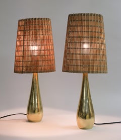 Coppia di lampade da tavolo "a goccia" in ottone fuso di Mauri Almari, modello 61046, Idman 1950