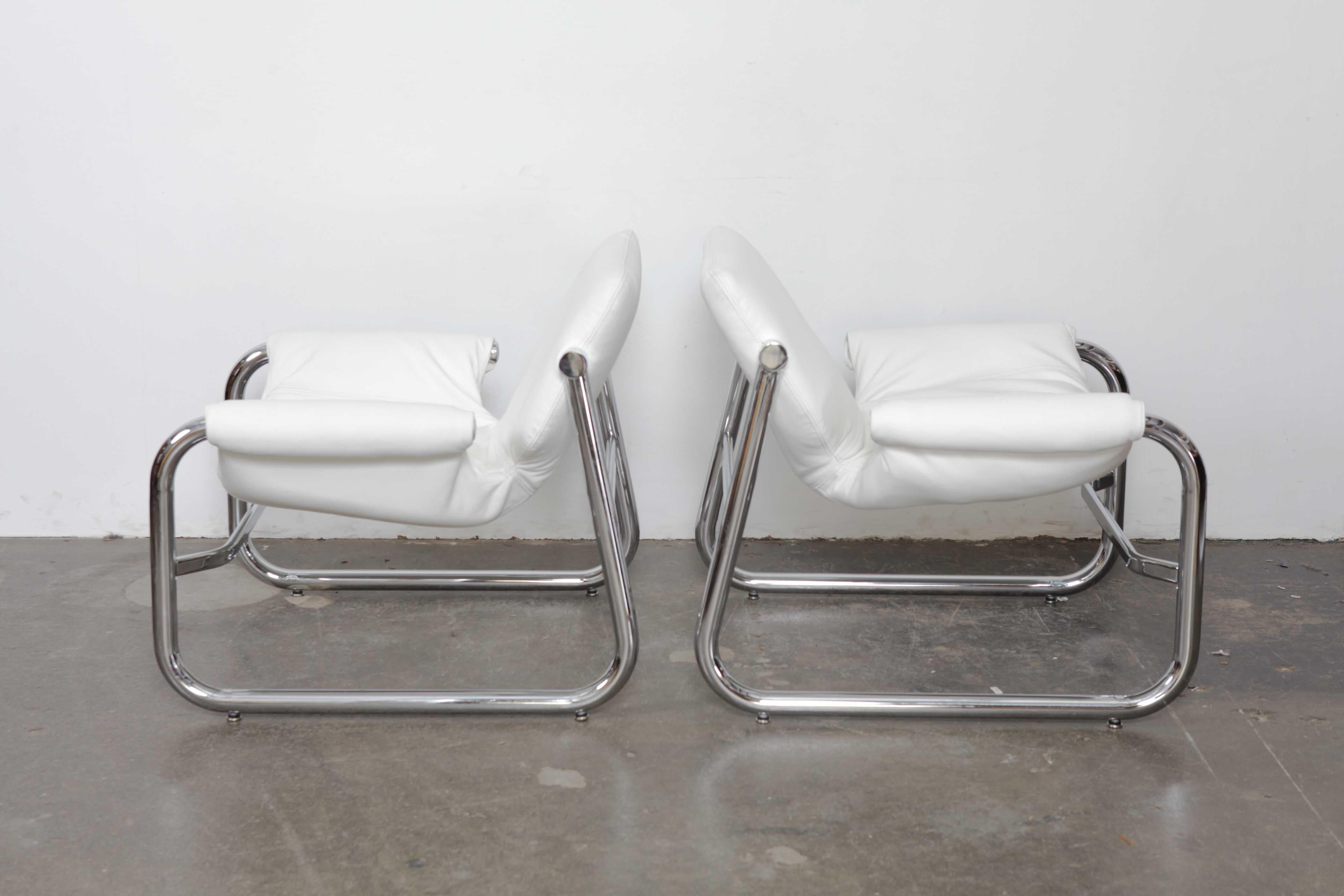Pair of Maurice Burke Tubular Chrome and White Leather Chairs for Pozza, Brazil In Good Condition For Sale In North Hollywood, CA