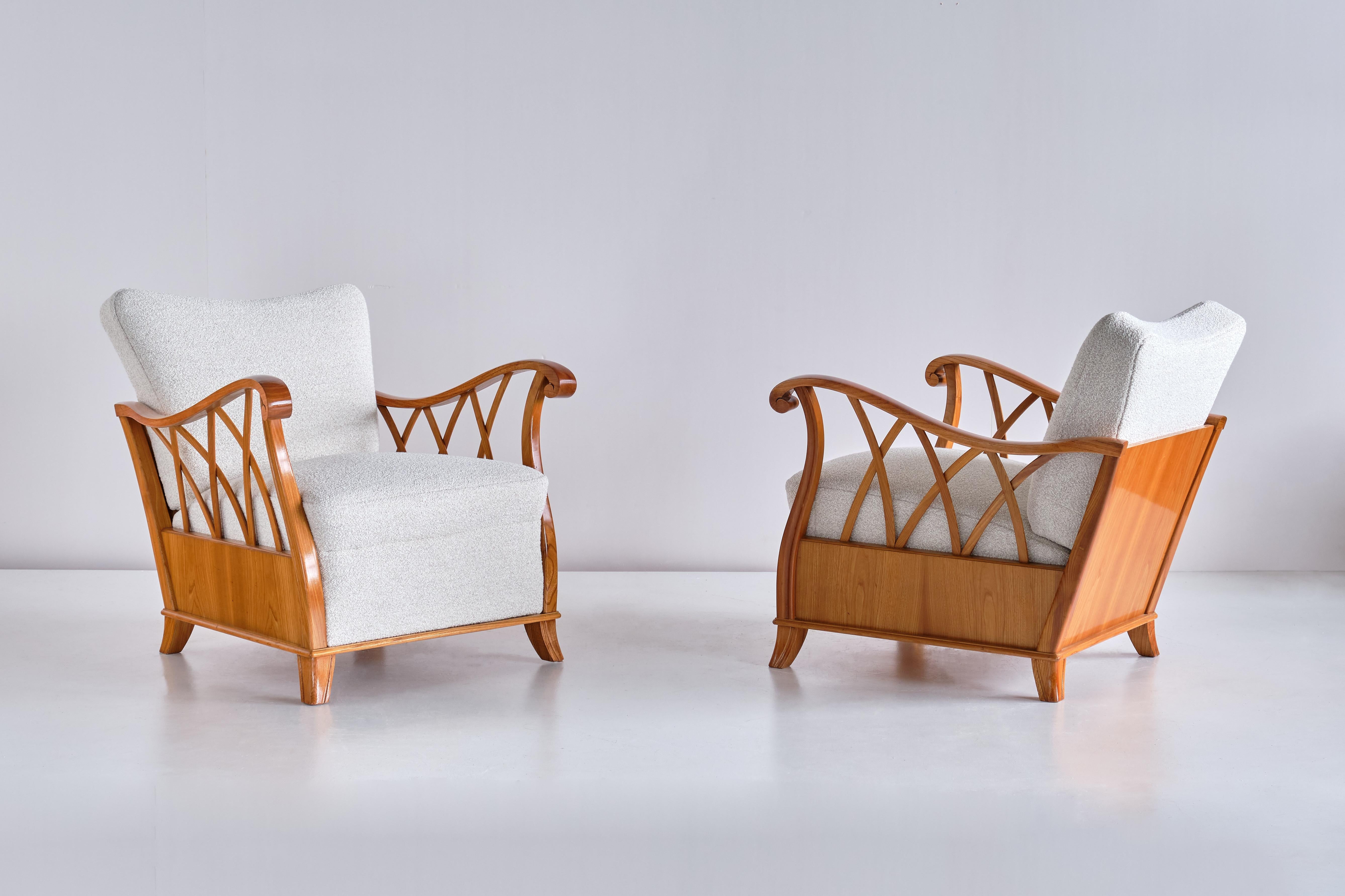 Italian Pair of Maurizio Tempestini Armchairs in Elm and White Bouclé, Italy, 1940s