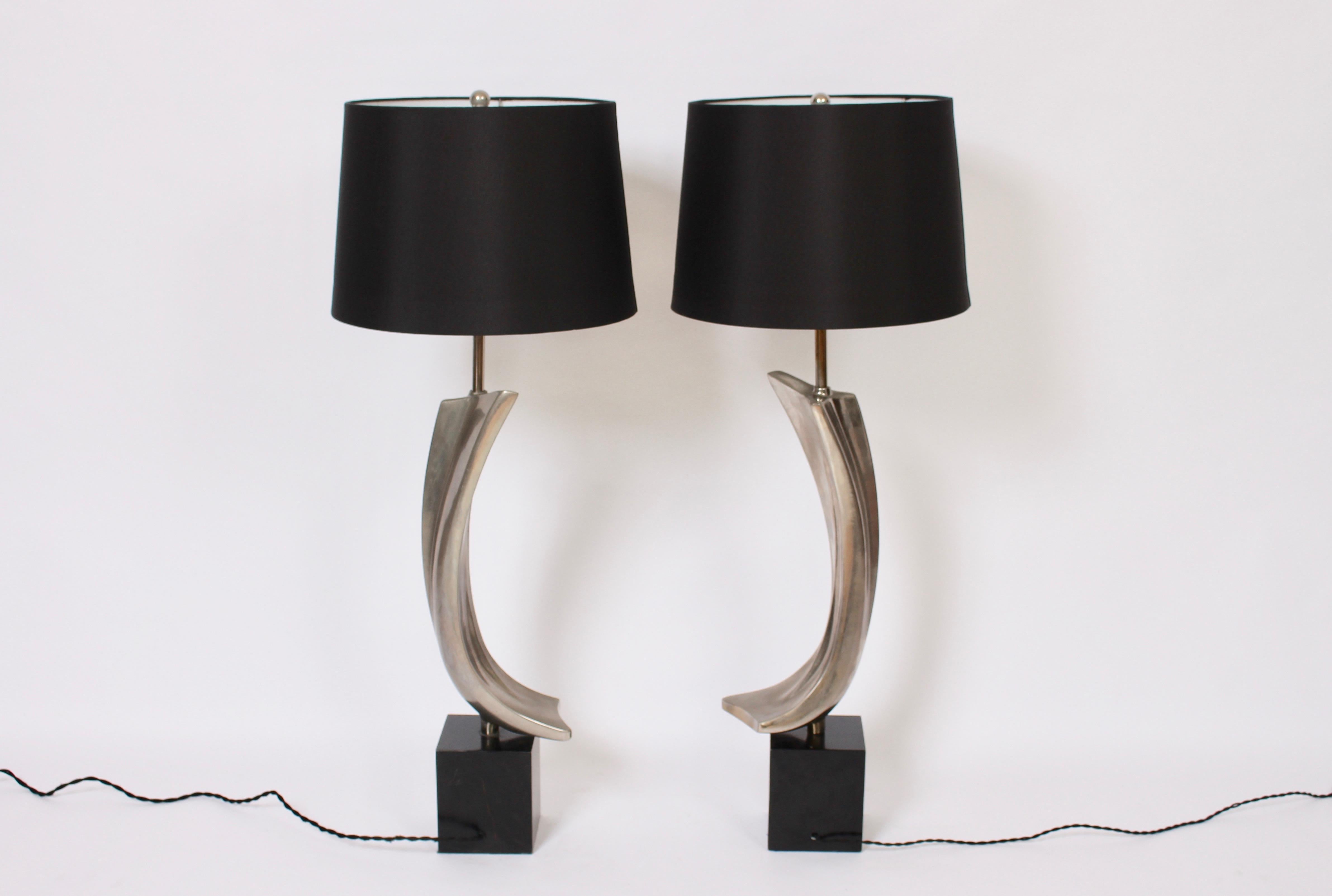 Importante paire de lampes de table Laurel Lamp Company H-1053 en métal chromé avec base en métal noir. Circa 1970. Formes élancées et incurvées en métal nickelé sur des bases rectangulaires de 6