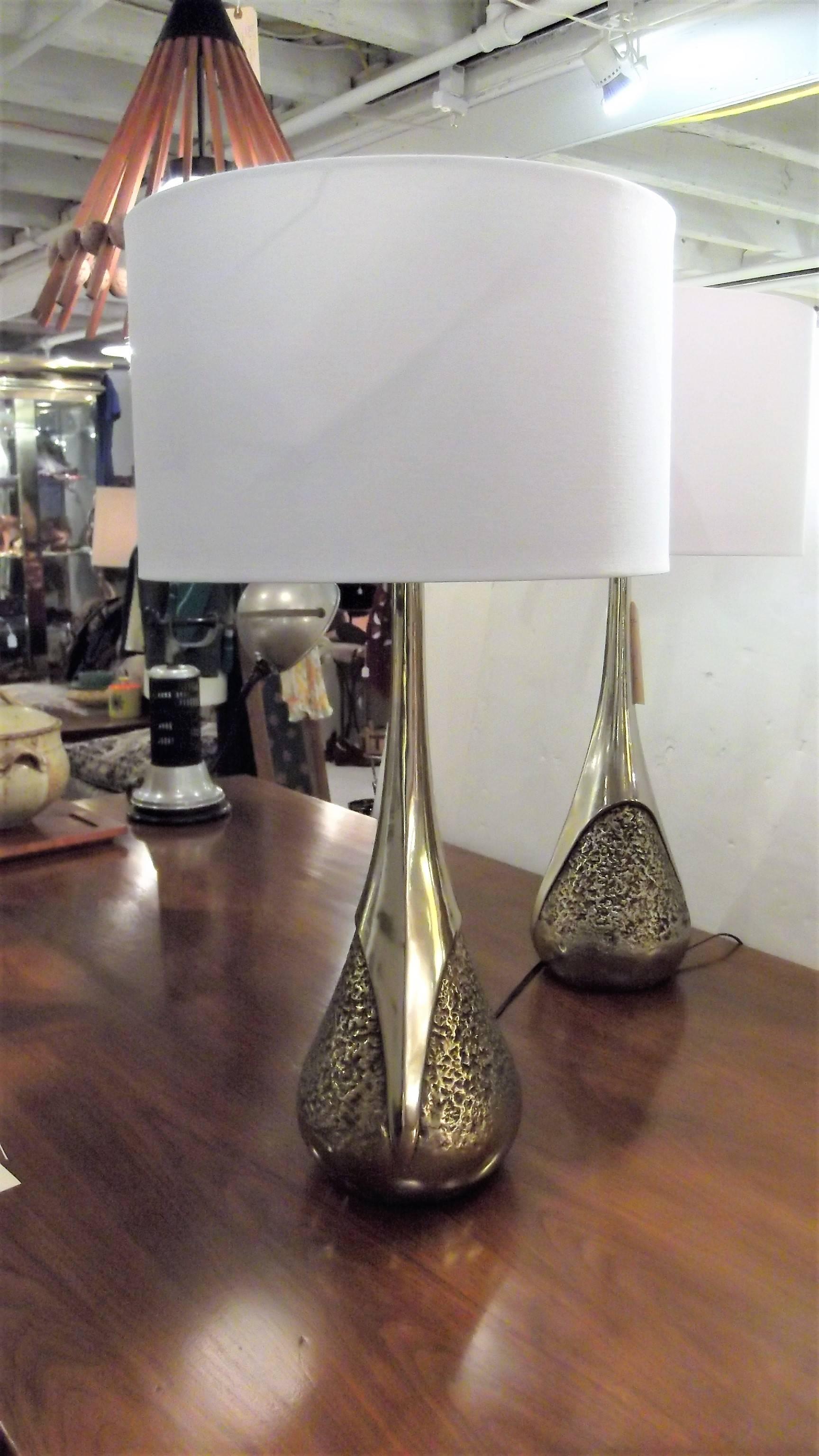 A pair of midcentury bowling pin shape table lamps. Made by the Laurel Lamp Company, circa 1970. The shades are for photographic purposes only and not included with the lamps.