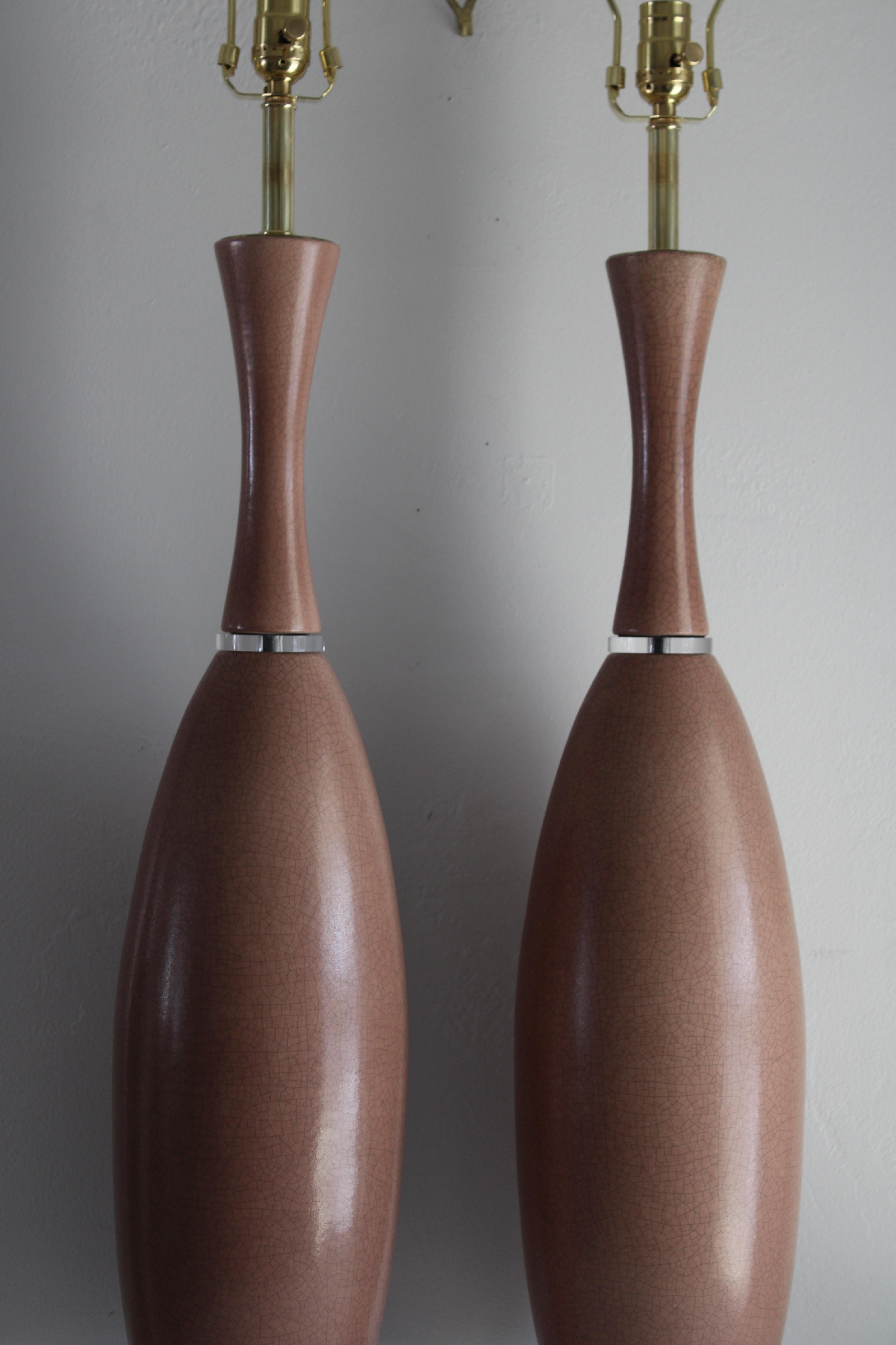 Paar Mauve-Tischlampen aus Keramik und Lucite (Moderne der Mitte des Jahrhunderts) im Angebot