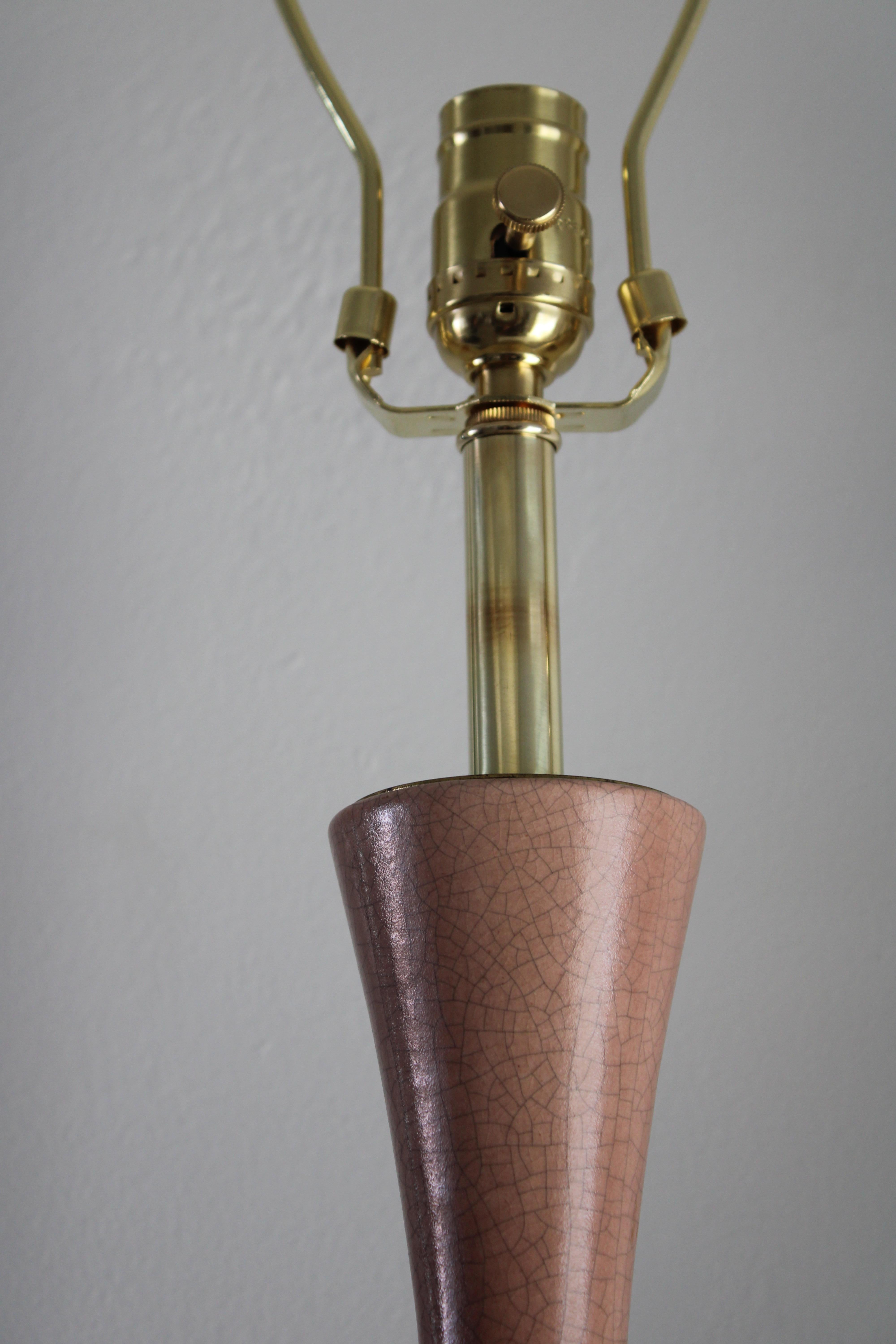 Paar Mauve-Tischlampen aus Keramik und Lucite (amerikanisch) im Angebot