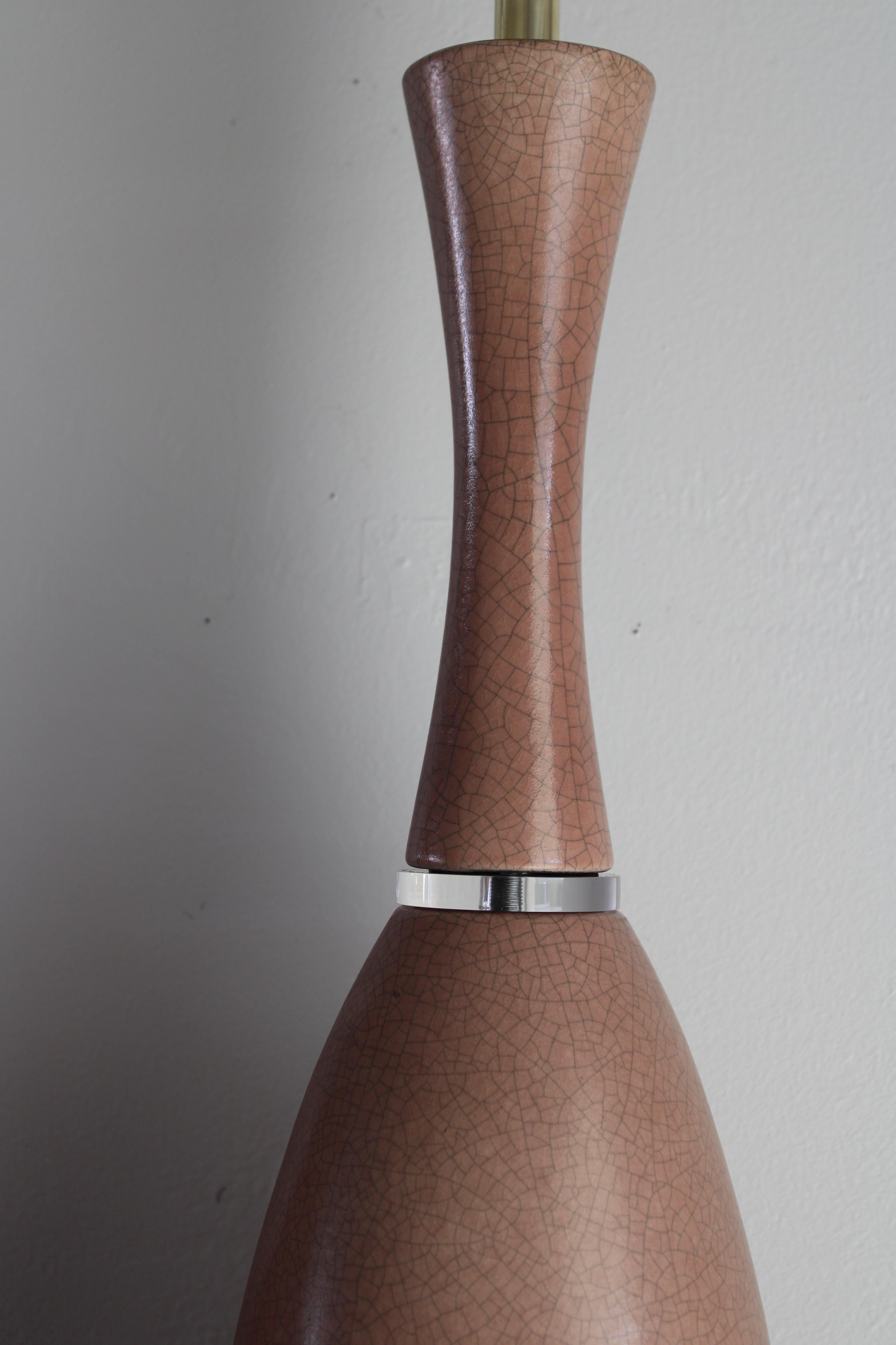 Paire de lampes de table en céramique mauve et lucite Bon état - En vente à Palm Springs, CA