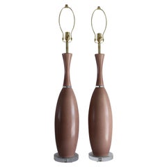 Paire de lampes de table en céramique mauve et lucite