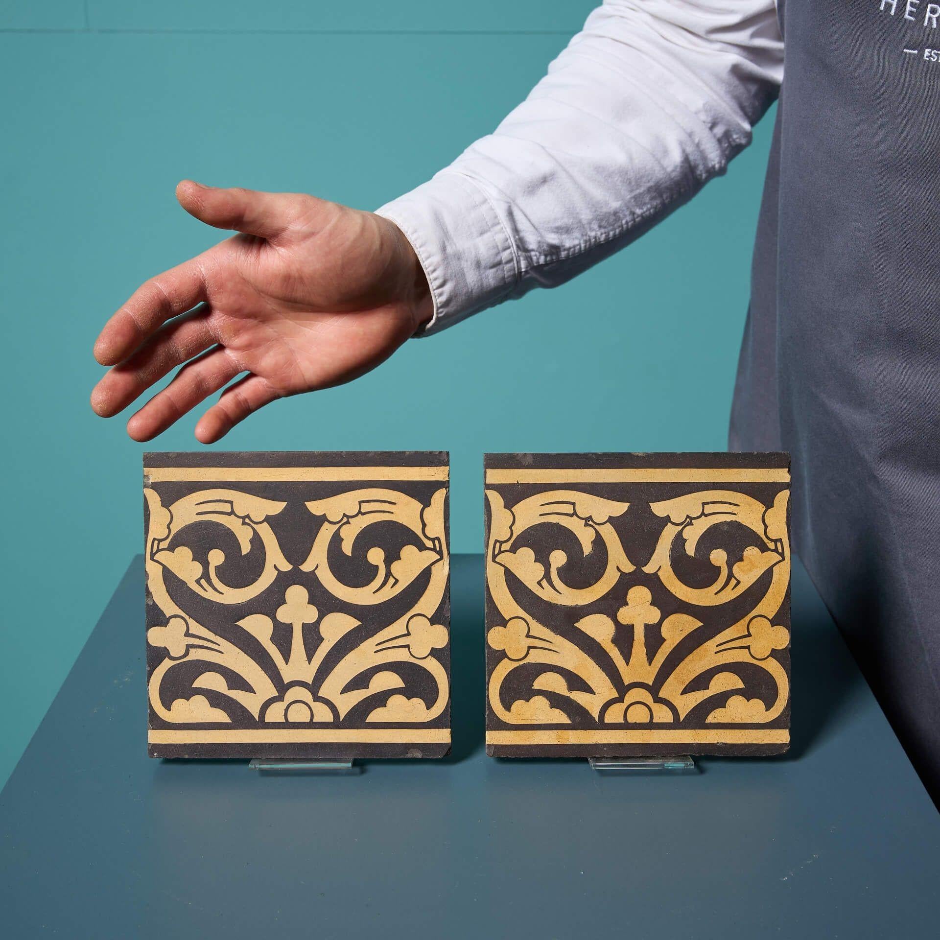 Paire de carreaux d'argile encaustique récupérés de Maw & Co, Benthall Works, Brosley, parfaits pour une présentation décorative dans un cottage ou une maison de ville d'époque.

D'une taille de 6 pouces, cette paire affiche un motif floral défilant