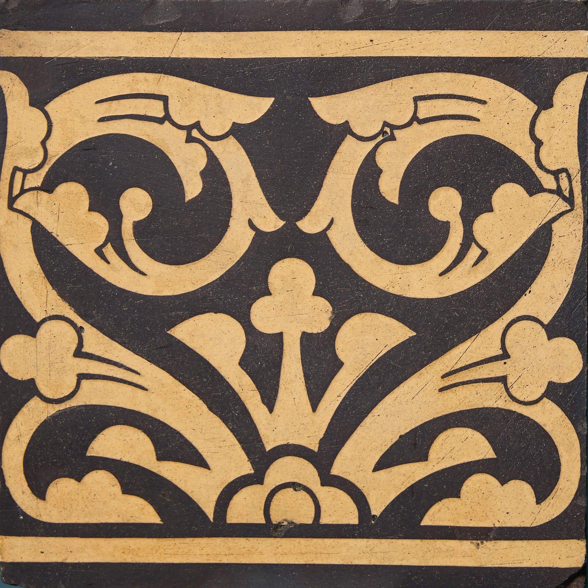 Ein Paar wiederaufbereitete Tonfliesen von Maw & Co, Benthall Works, Brosley, die sich perfekt für eine dekorative Auslage in einem historischen Landhaus oder Stadthaus eignen.

Mit einer Größe von 6 Zoll zeigt dieses Paar ein auffälliges
