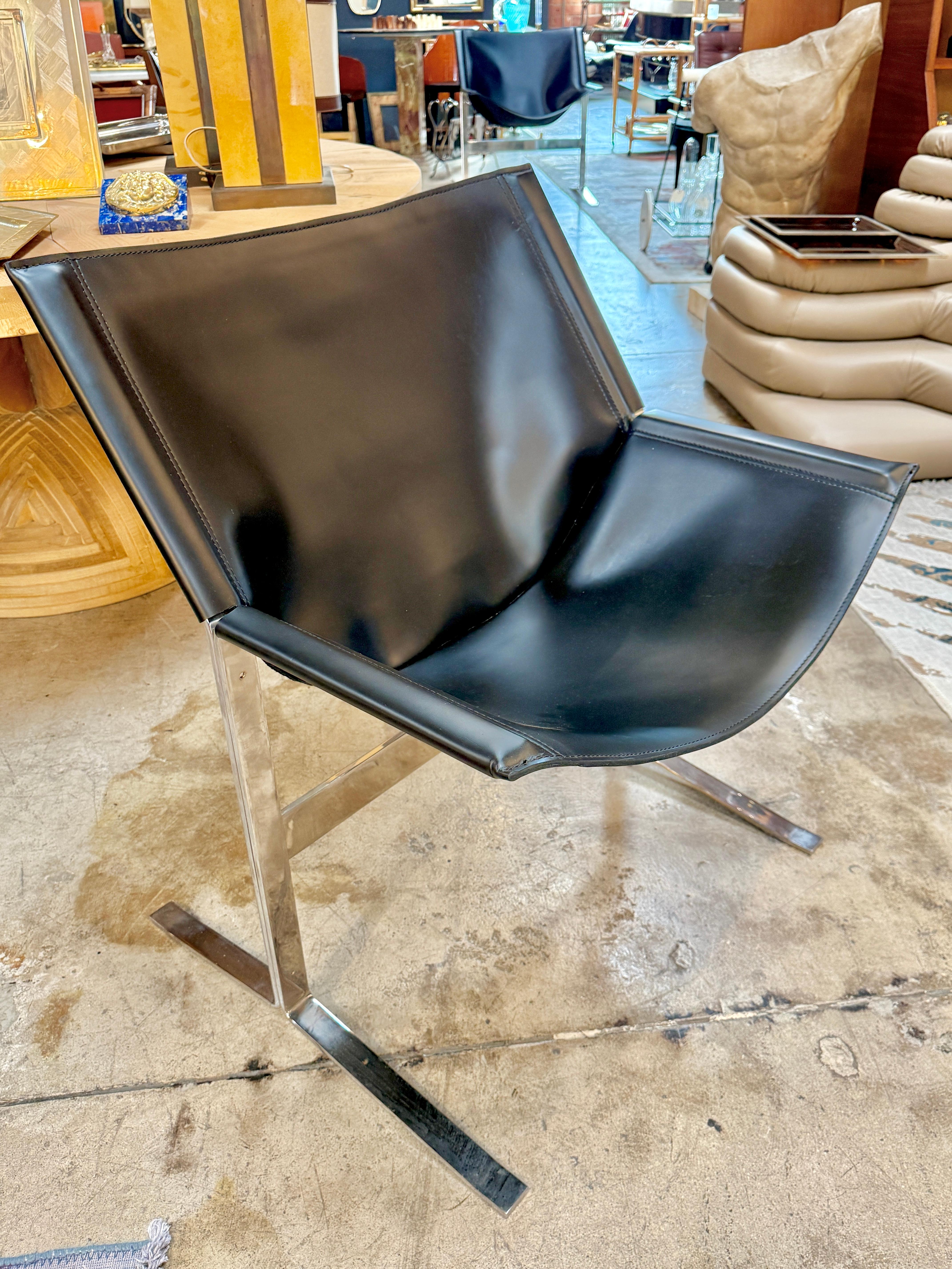 Queste sedie lounge, disegnate da Clement Meadmore negli anni '70, sono caratterizzate da un'estetica minimalista ma audace, tipica dell'epoca. Ecco una descrizione dettagliata:

Design e struttura: Le sedie hanno una forma elegante e scultorea con