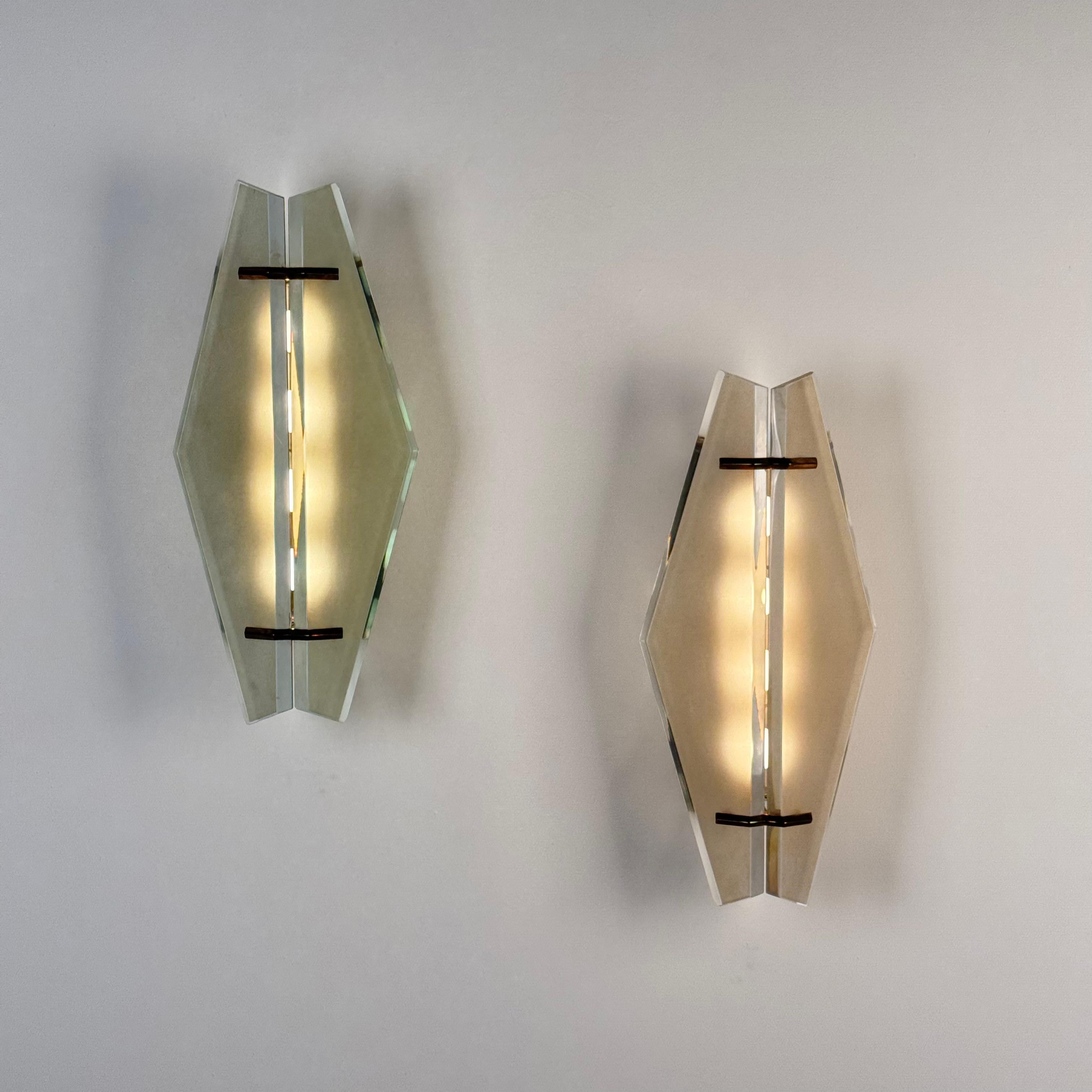 Pair of Max Ingrand Model 1943 Wall Lights in Frosted and Bevelled Glass, 1950s Moderno de mediados de siglo en venta