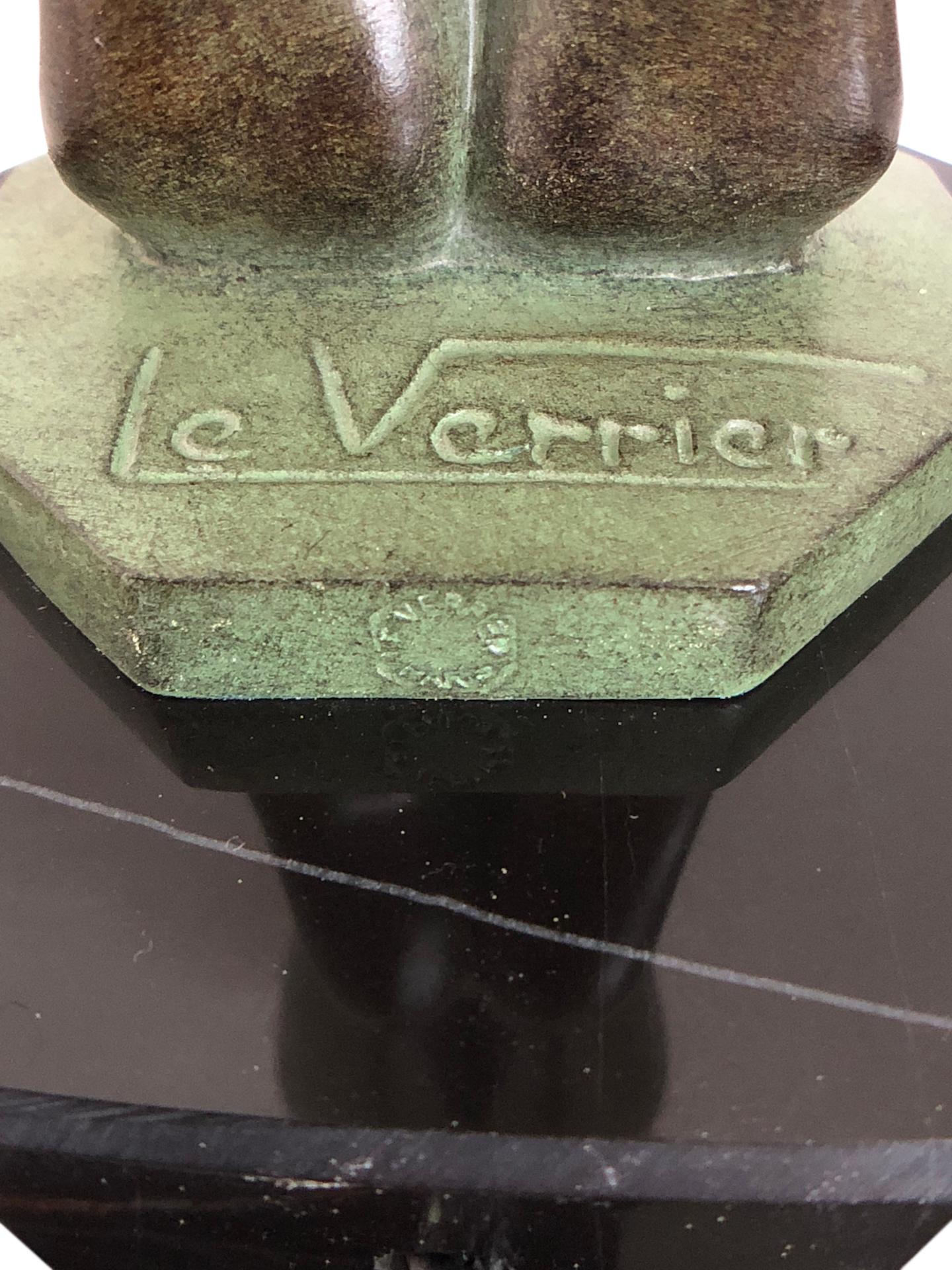 Paire de lampes de sculpture Art Déco Max Le Verrier Clarte, nu avec une boule de verre 6