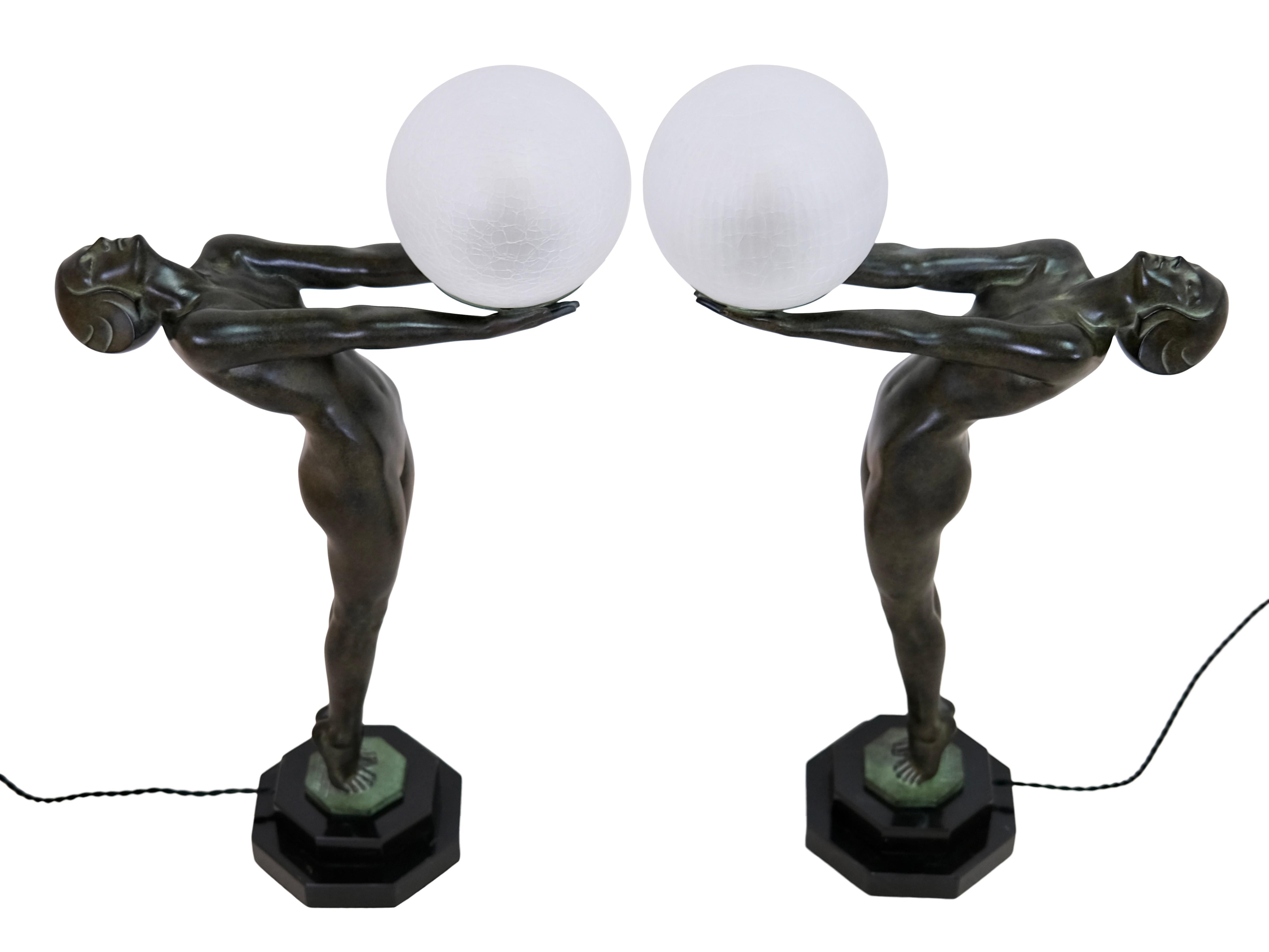 Paire de lampes de sculpture Art Déco Max Le Verrier Clarte, nu avec une boule de verre Bon état à Ulm, DE